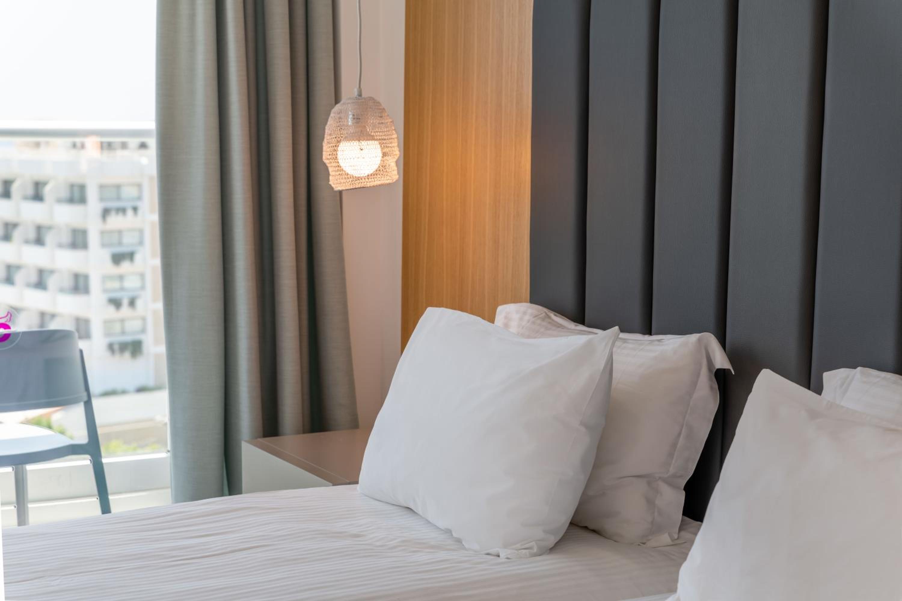 Double/Twin Room with Sea View - Photo 10