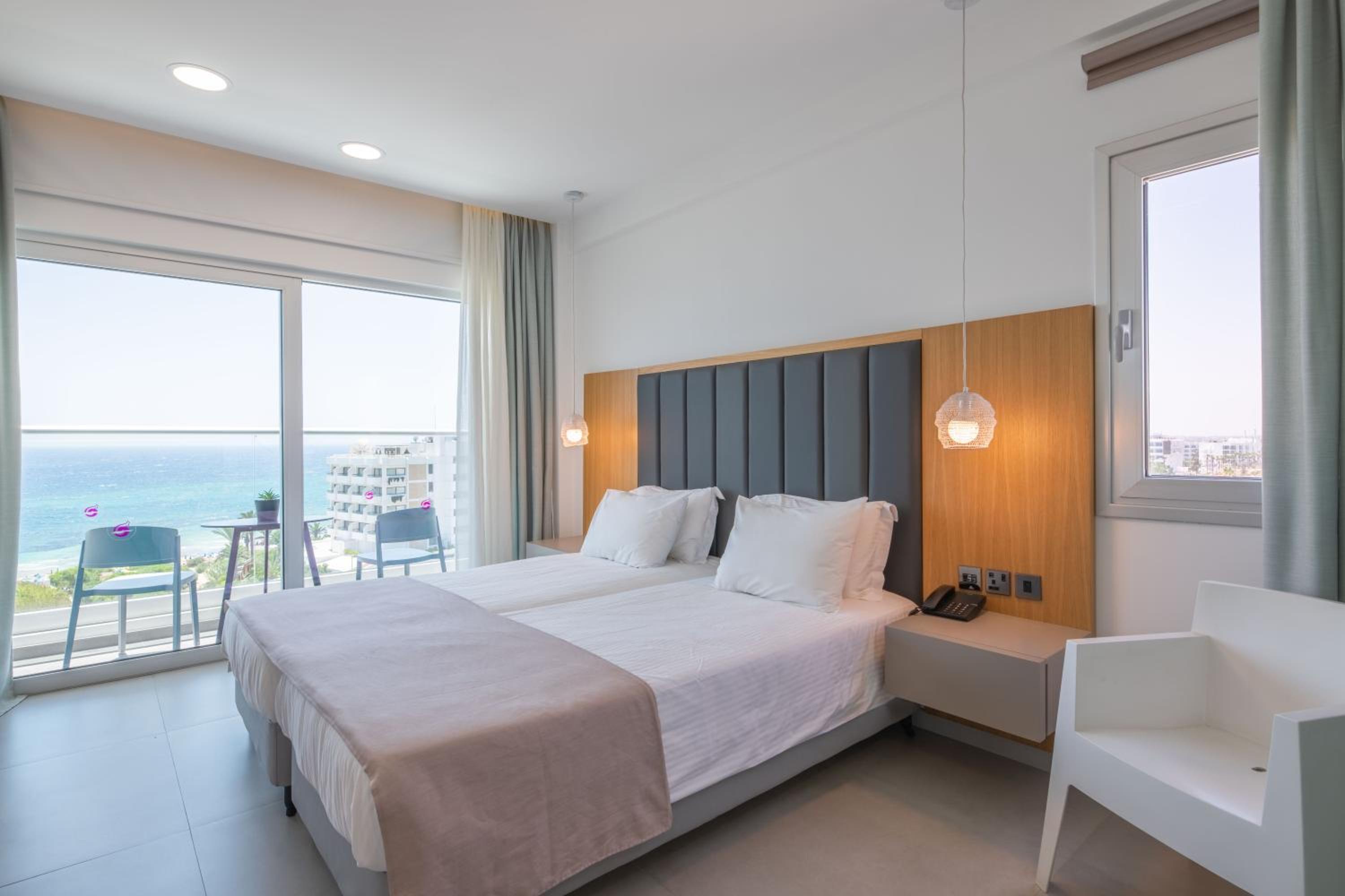Double/Twin Room with Sea View - Photo 11