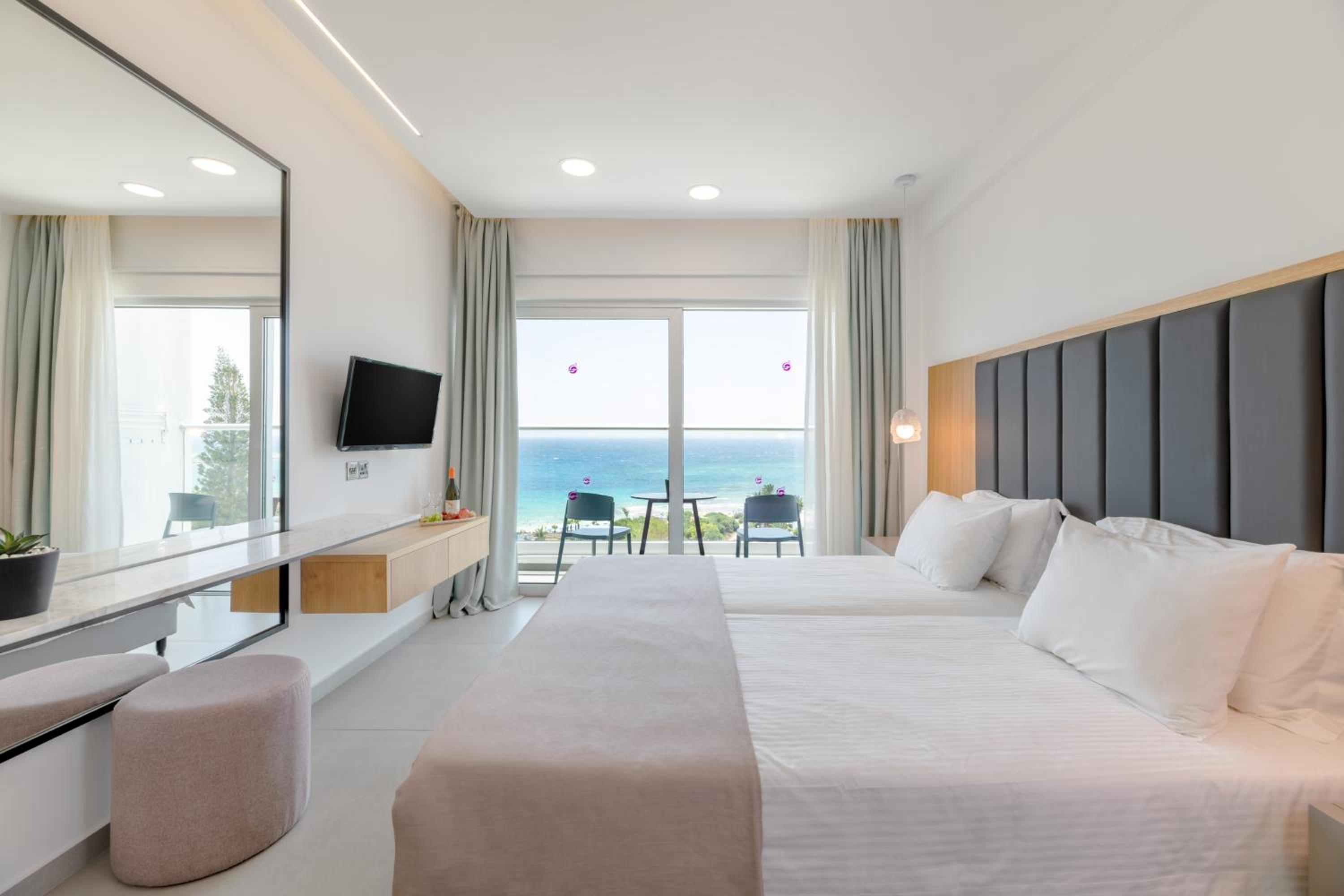 Double/Twin Room with Sea View - Photo 9