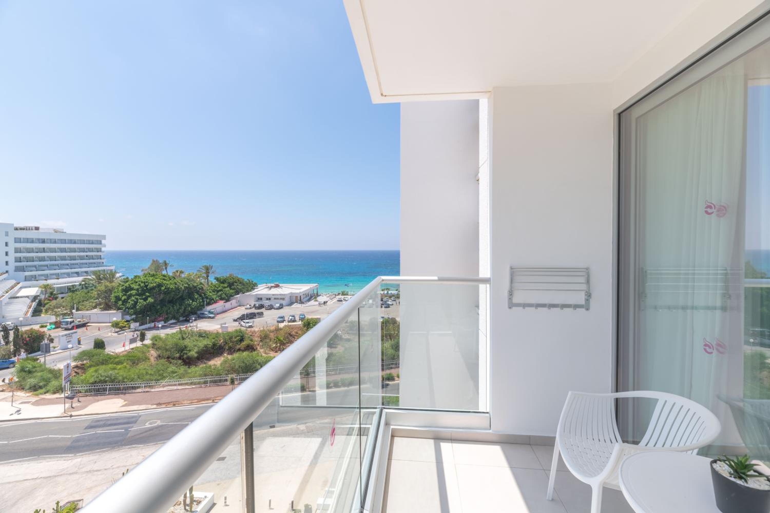 Superior Room with Side Sea View  - Photo 18