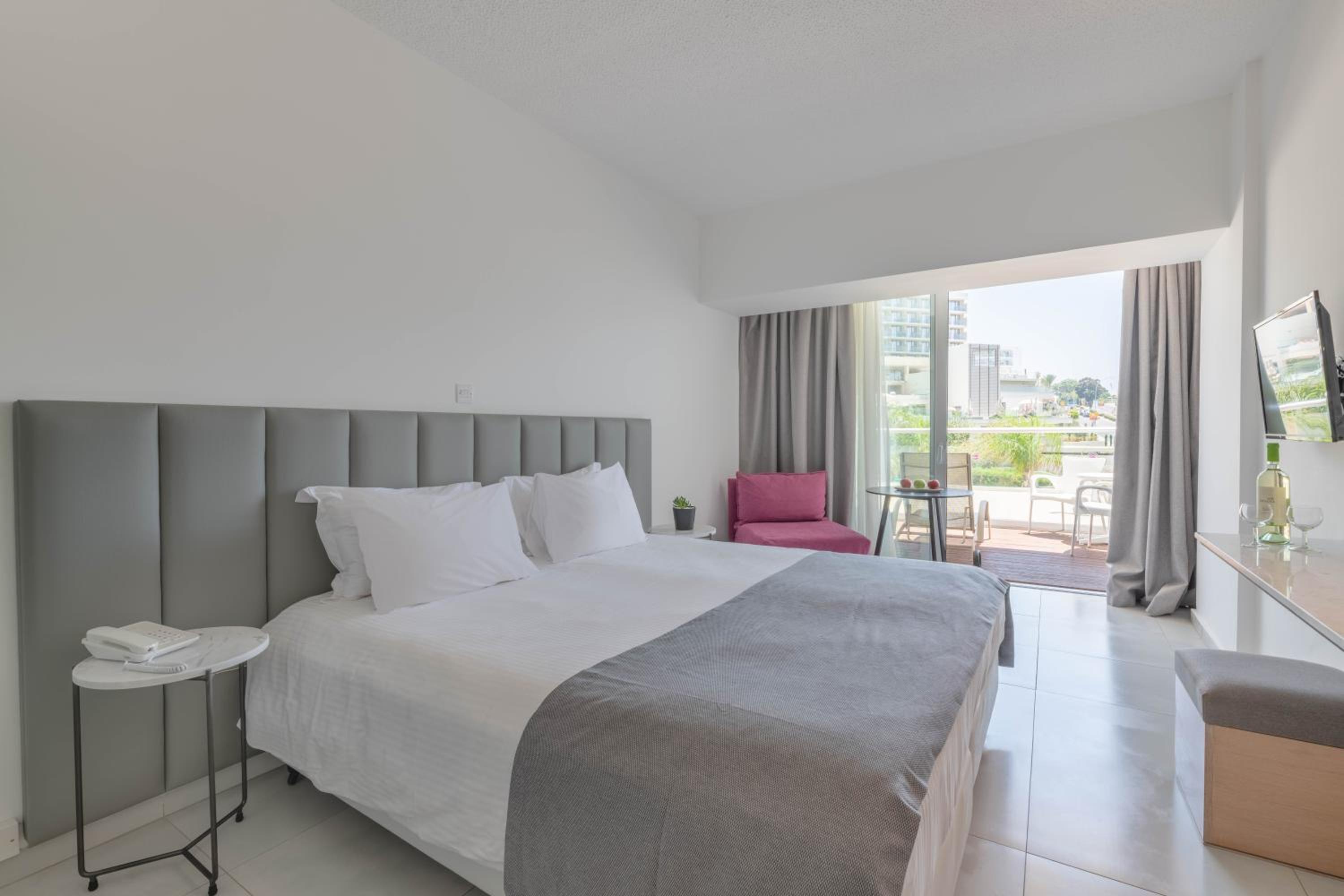 Superior Room with Side Sea View  - Photo 12
