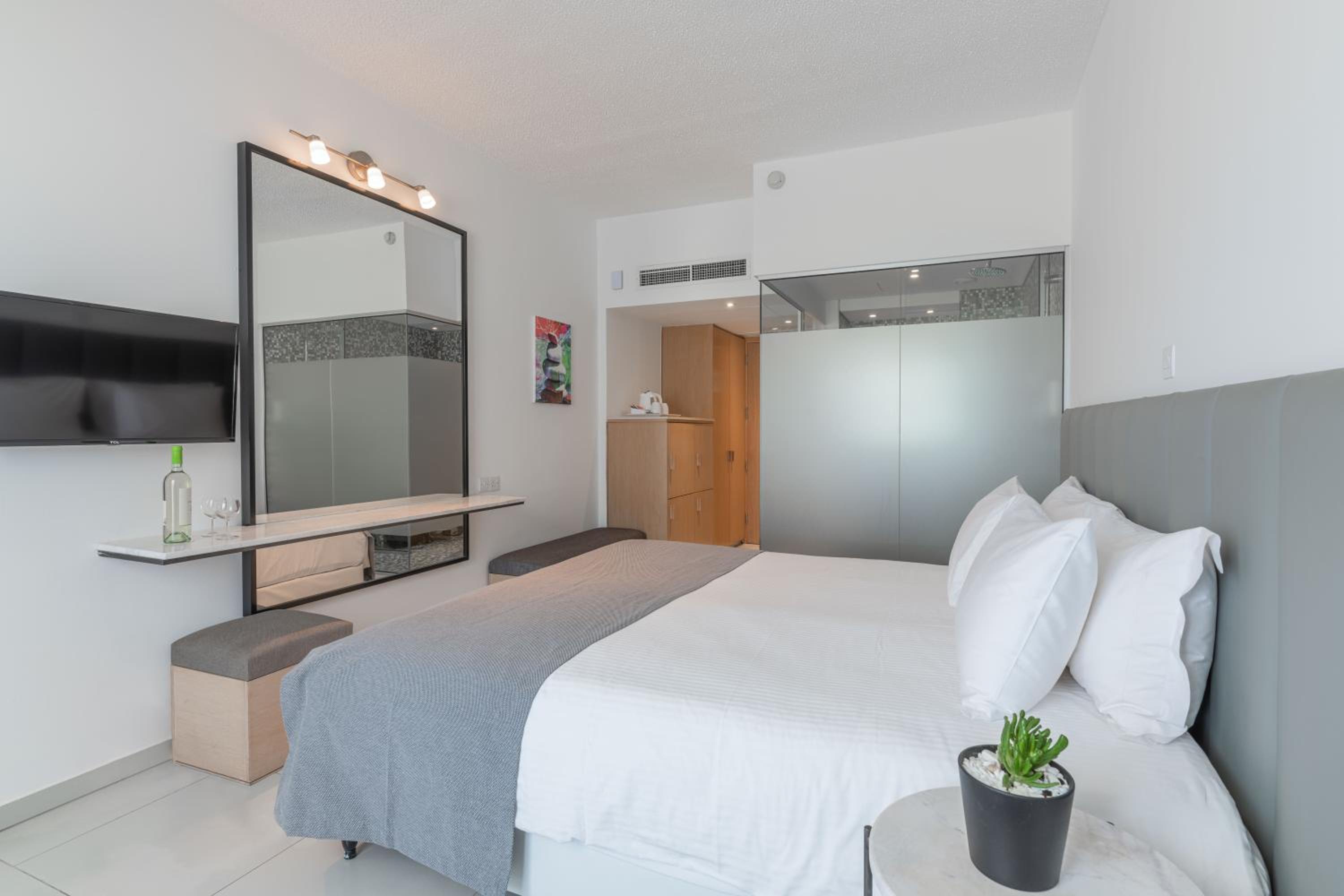 Superior Room with Side Sea View  - Photo 14