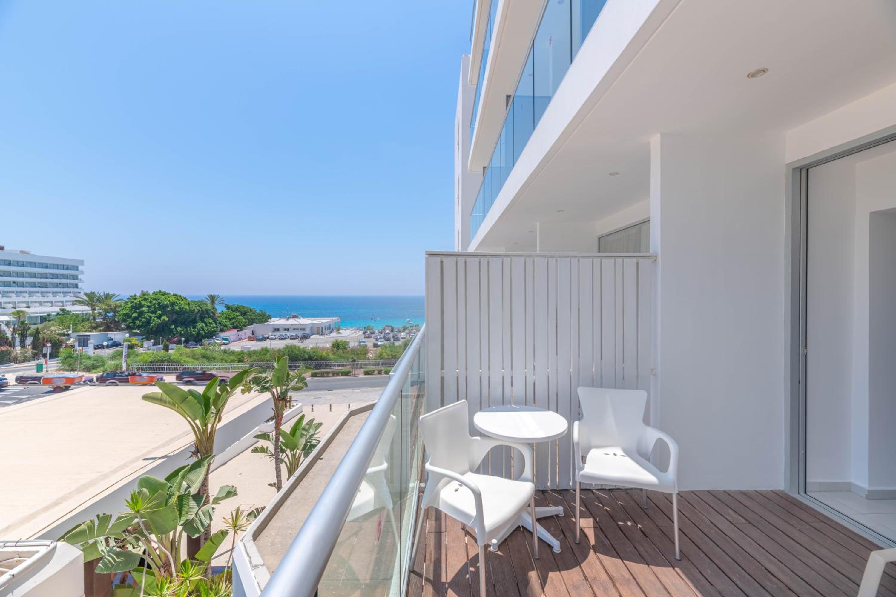 Superior Room with Side Sea View  - Photo 17