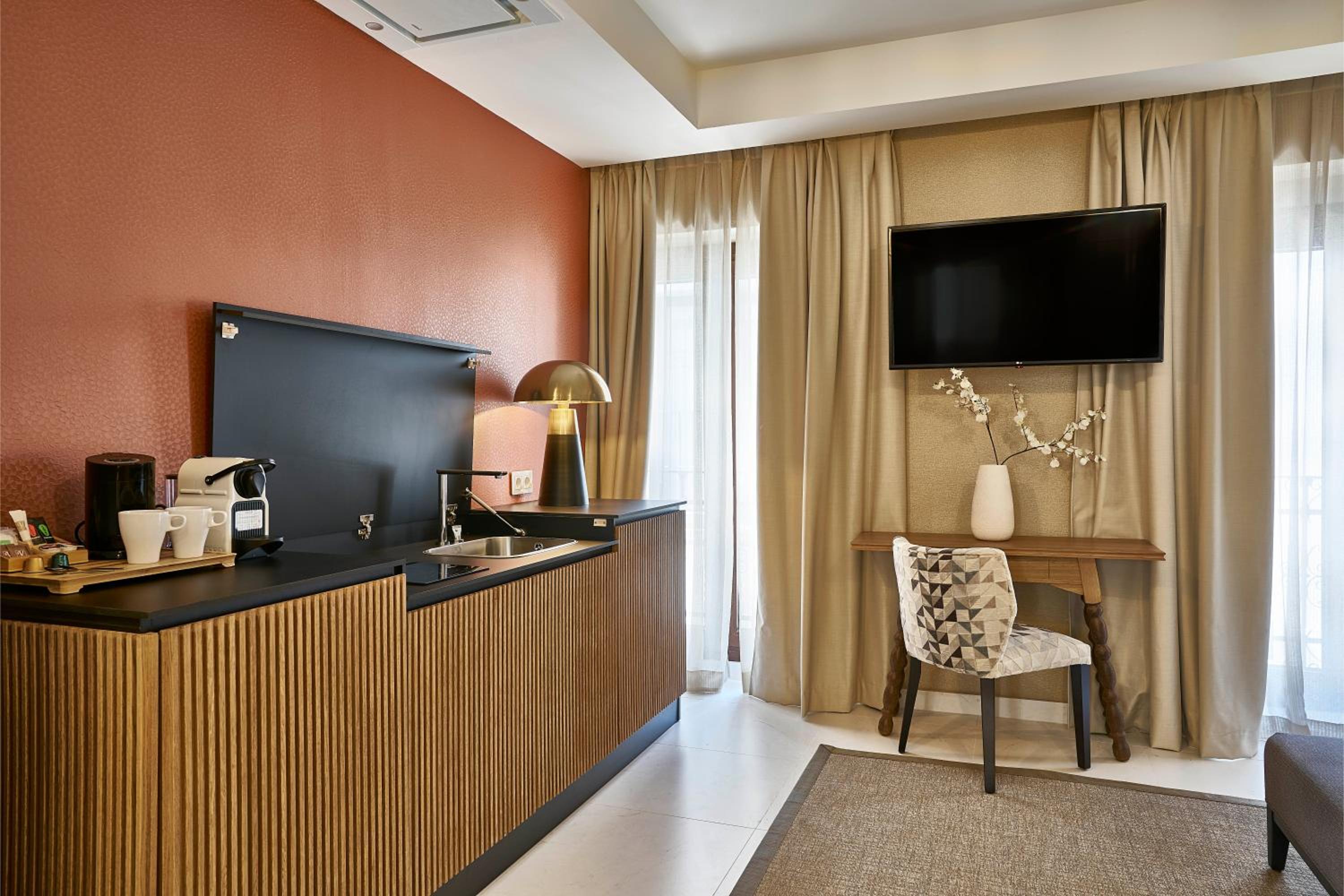 Junior Suite with Terrace - Photo 13