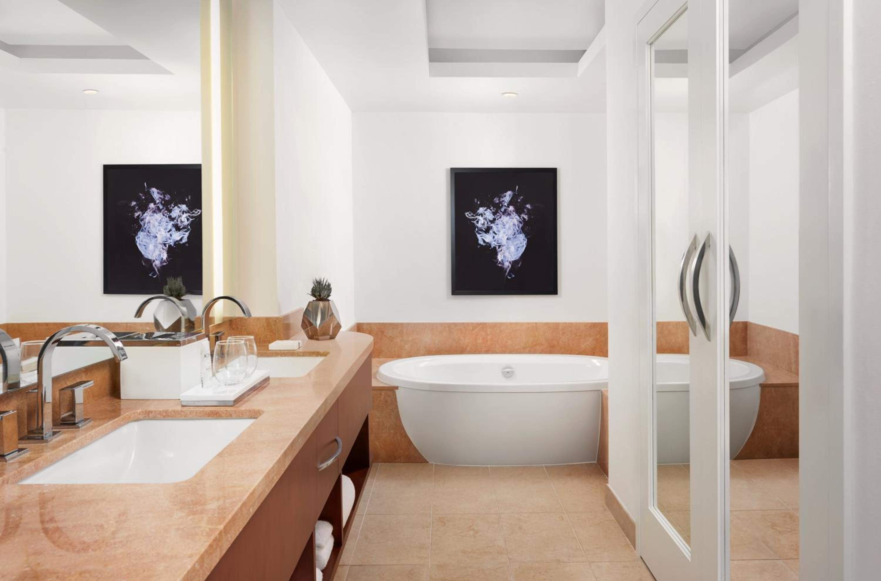Corner Suite - Photo 5