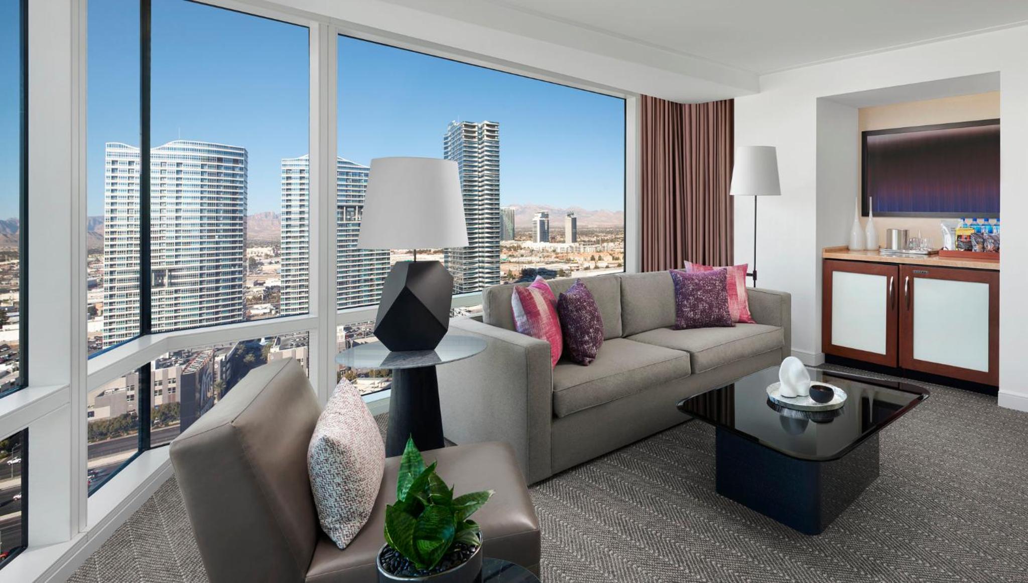 Corner Suite - Photo 4
