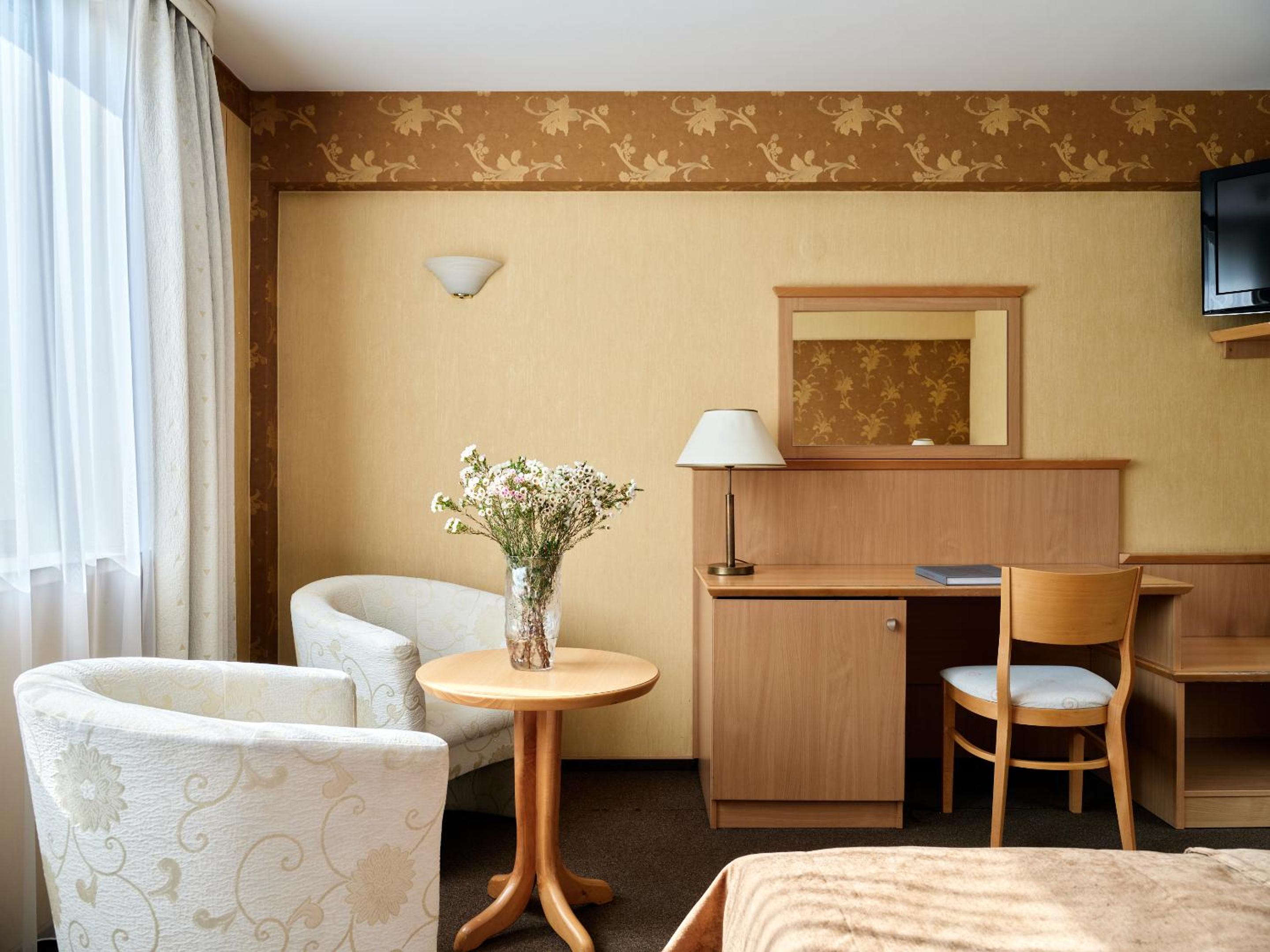 Economy Triple Room photo 2
