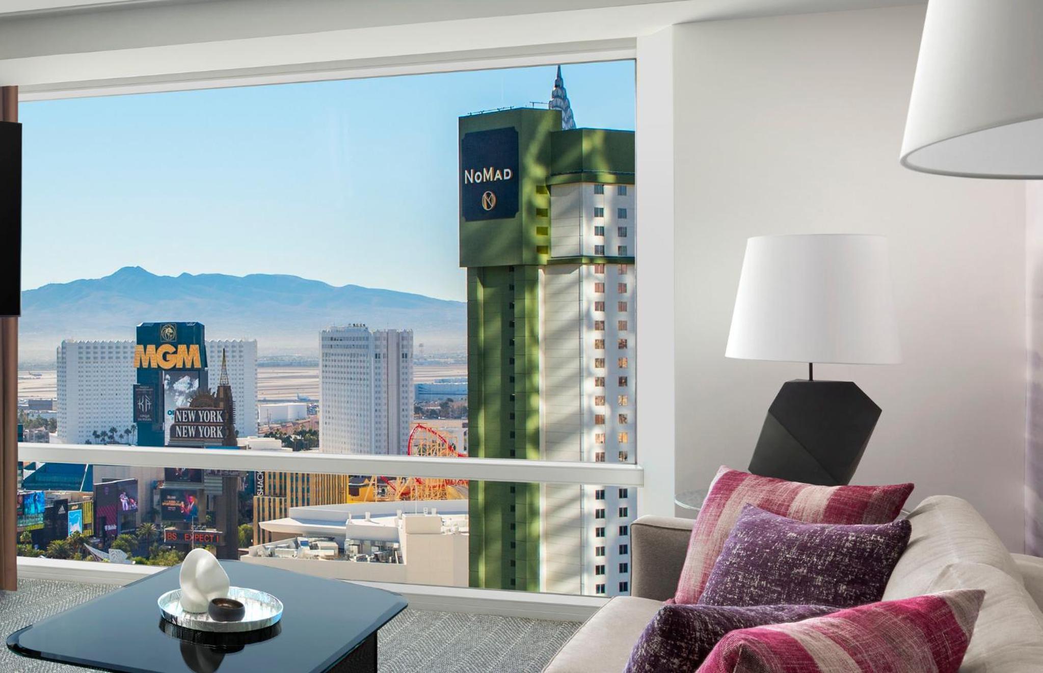 Corner Suite Strip View - Photo 4