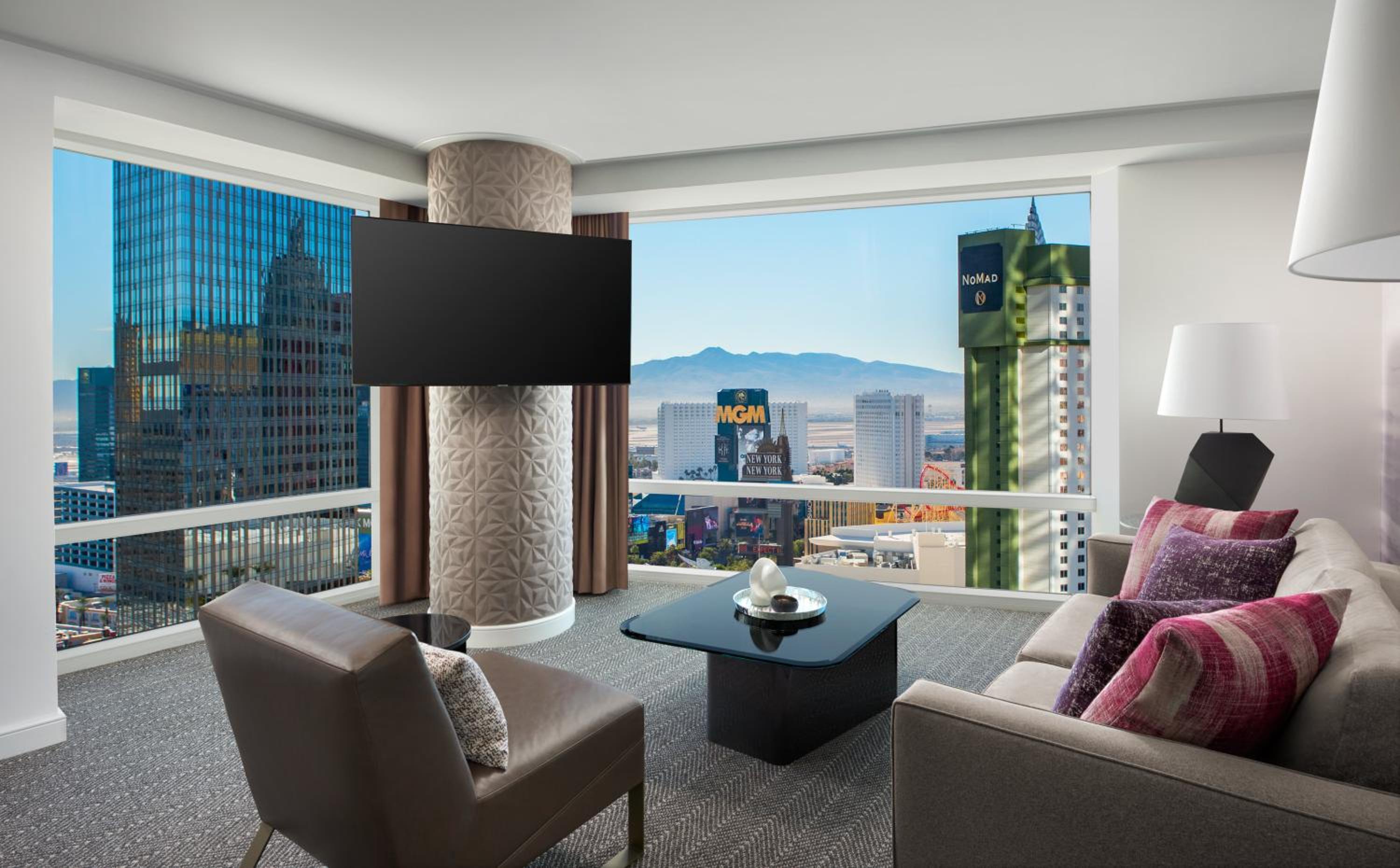 Corner Suite Strip View - Photo 3