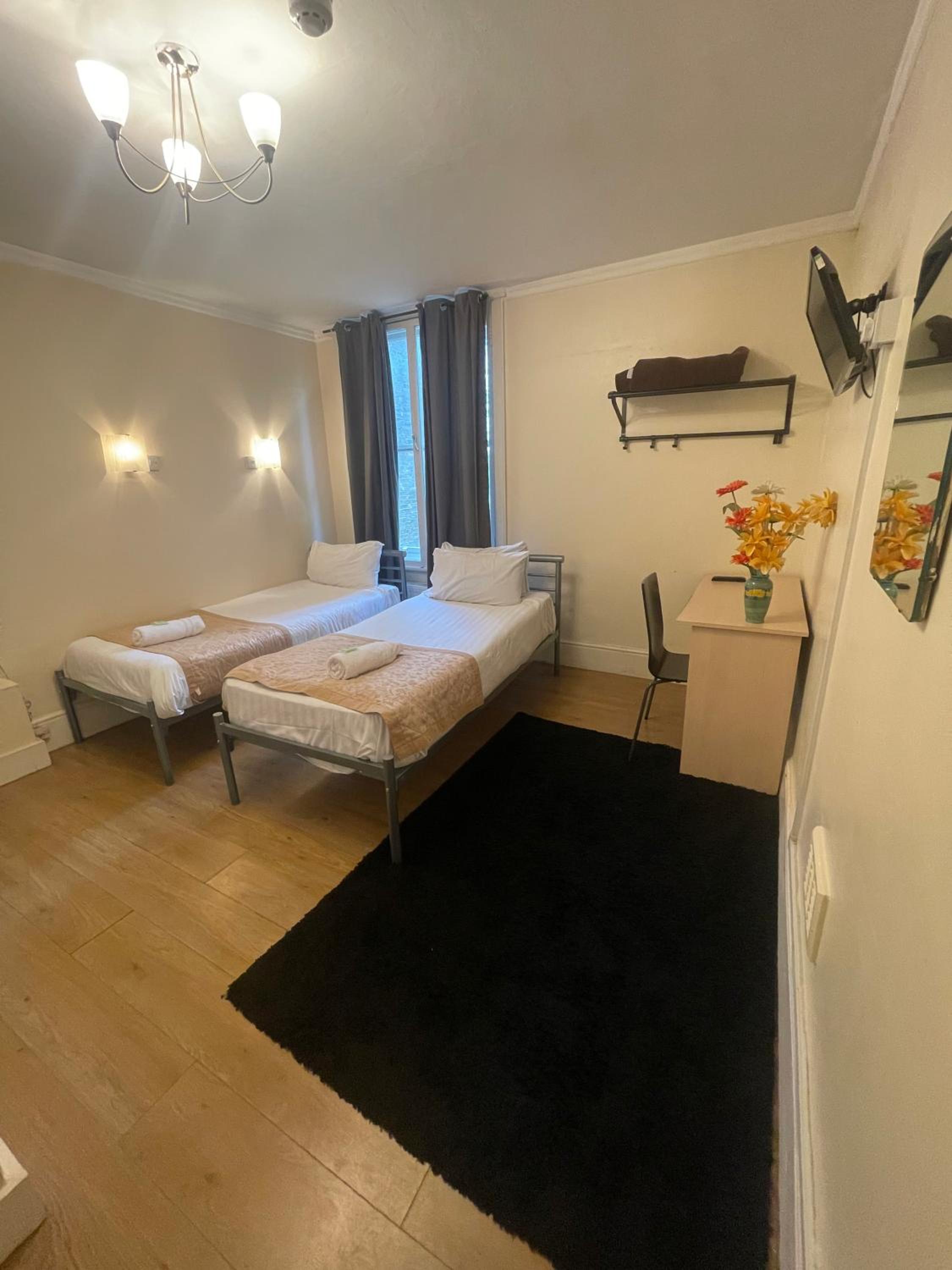 Twin Room en suite photo 3