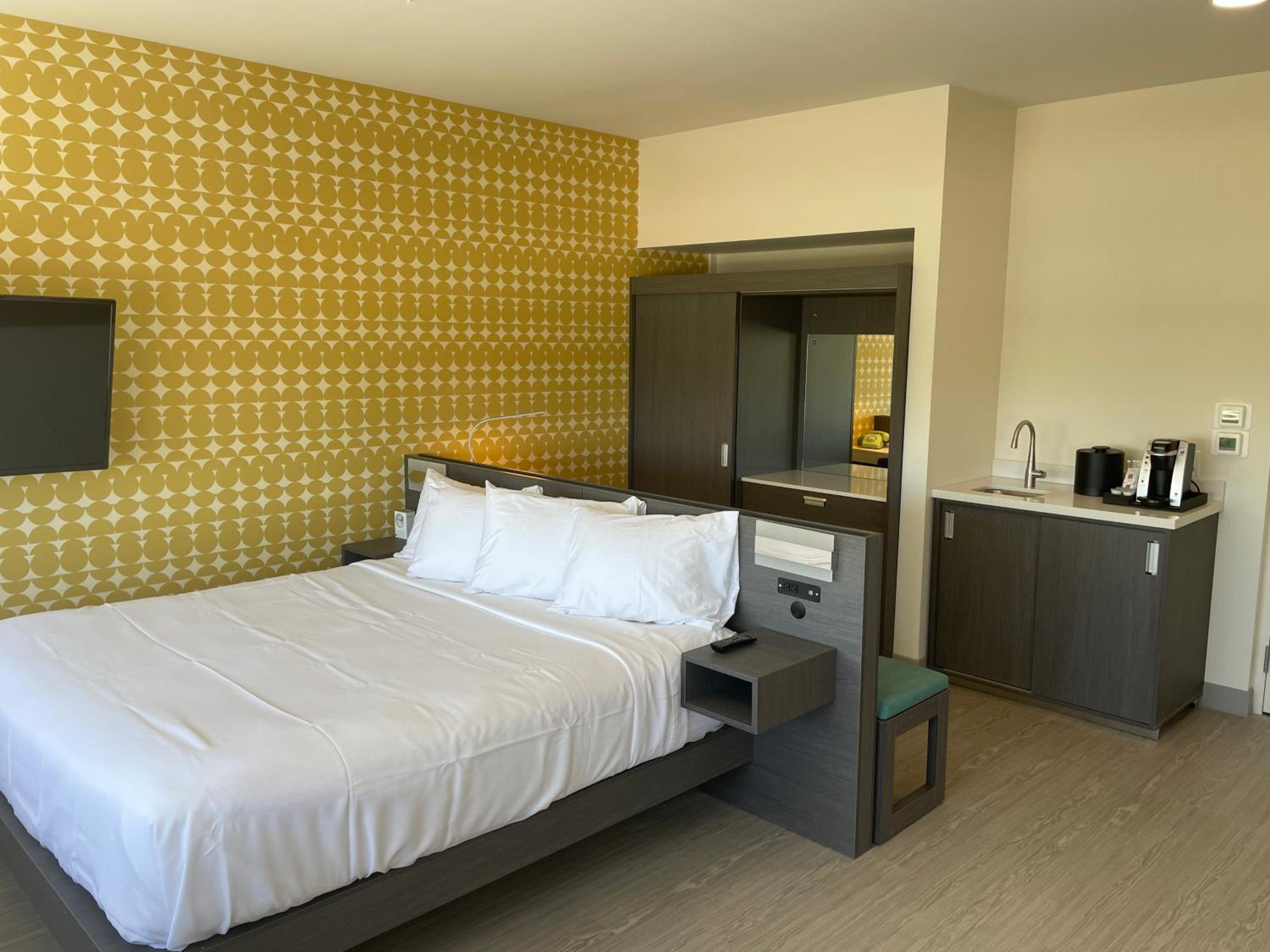 King Room - Non-Smoking - Photo 3