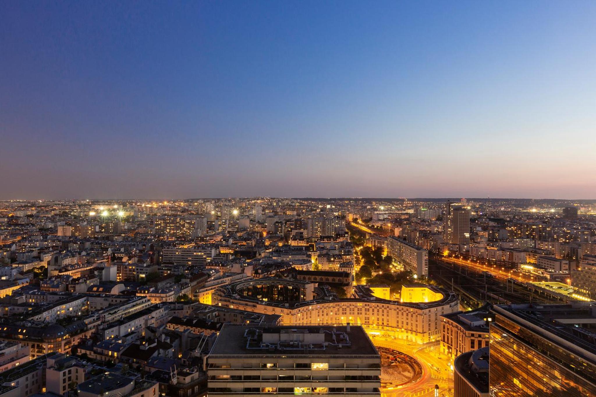 Deluxe Queen Room with Paris View
