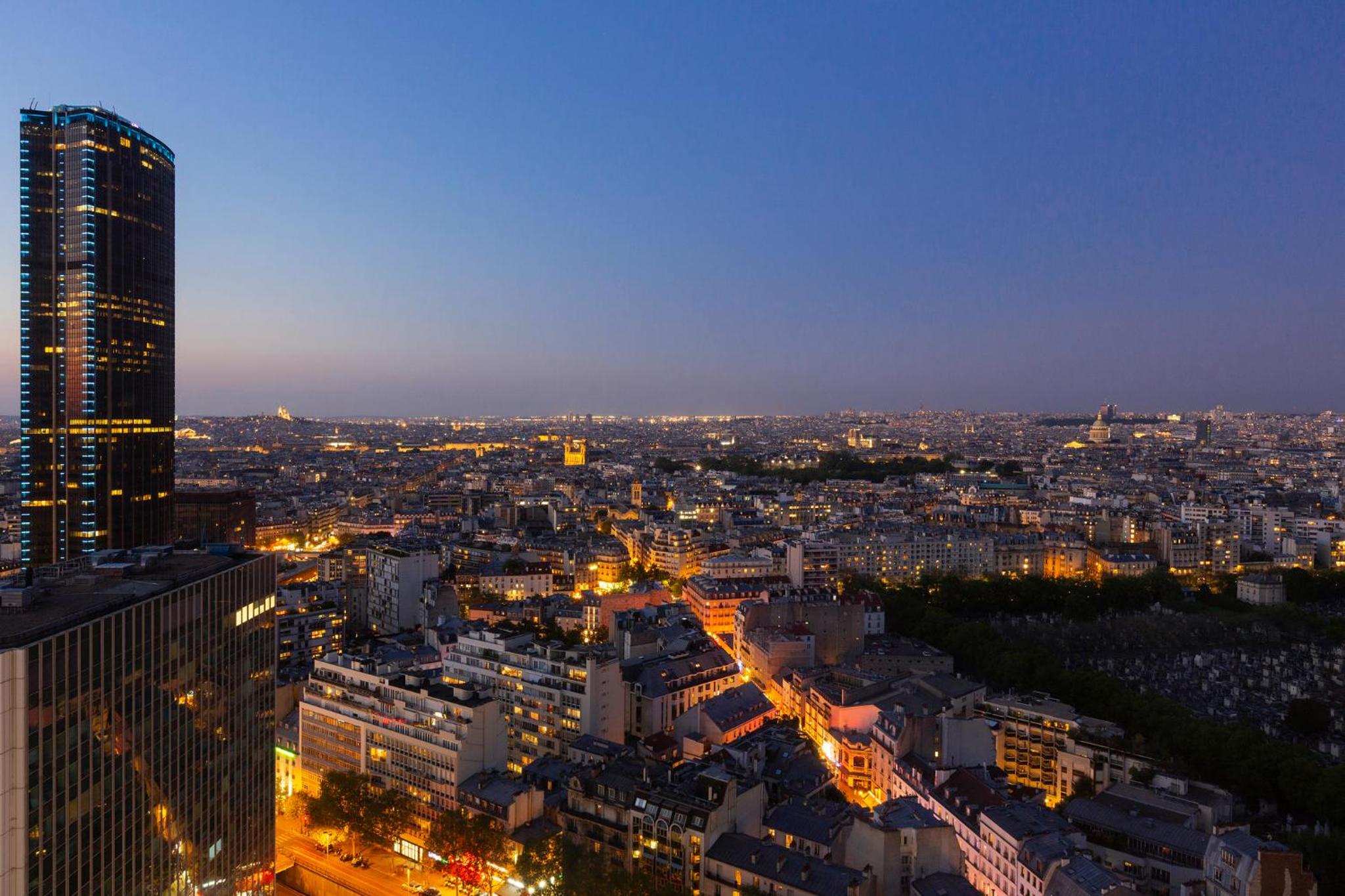 Deluxe Family Room with 2 Double Beds and view on Paris