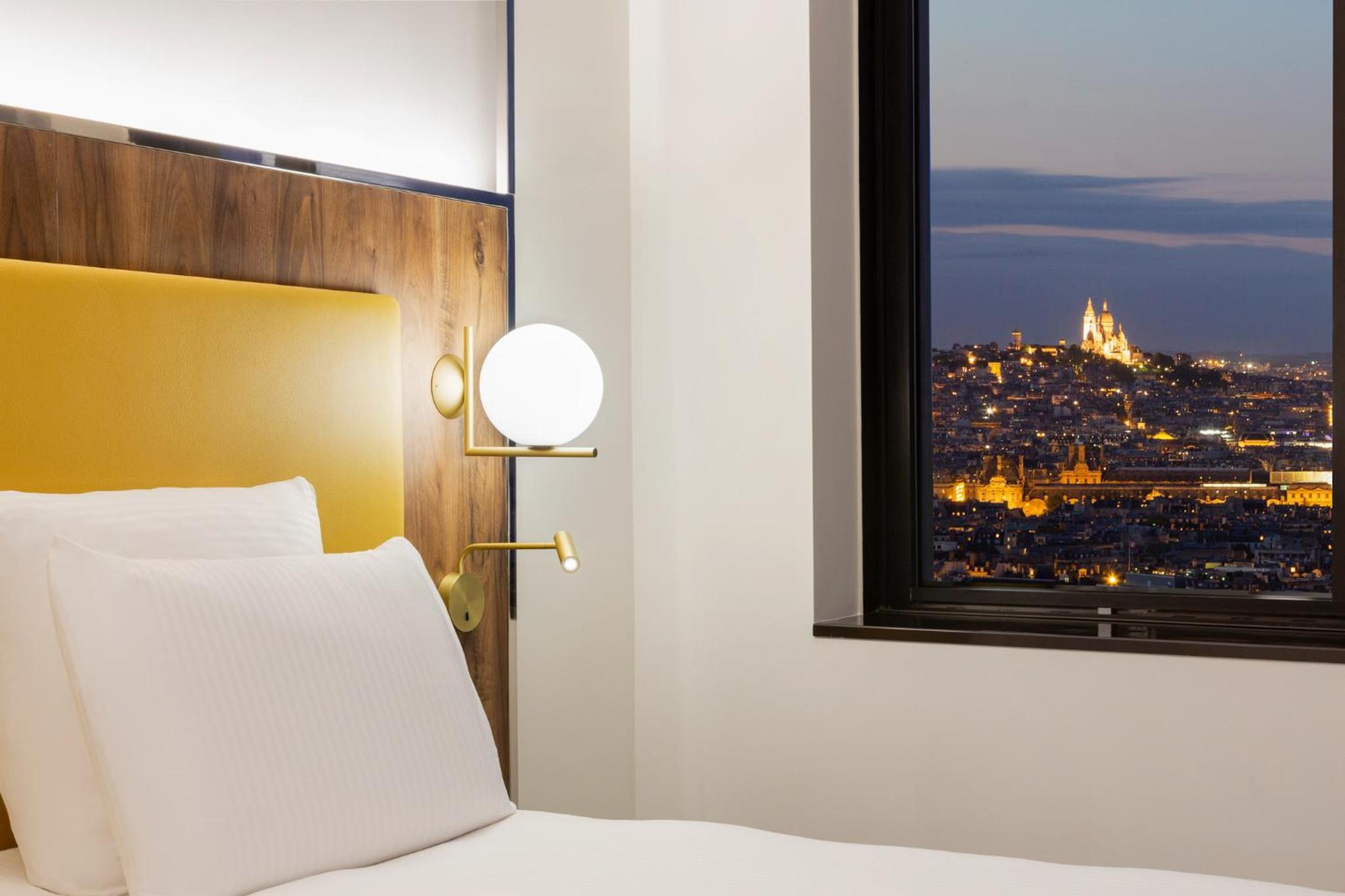 Deluxe Premium King Room with Sacré-coeur View thumbnail 6