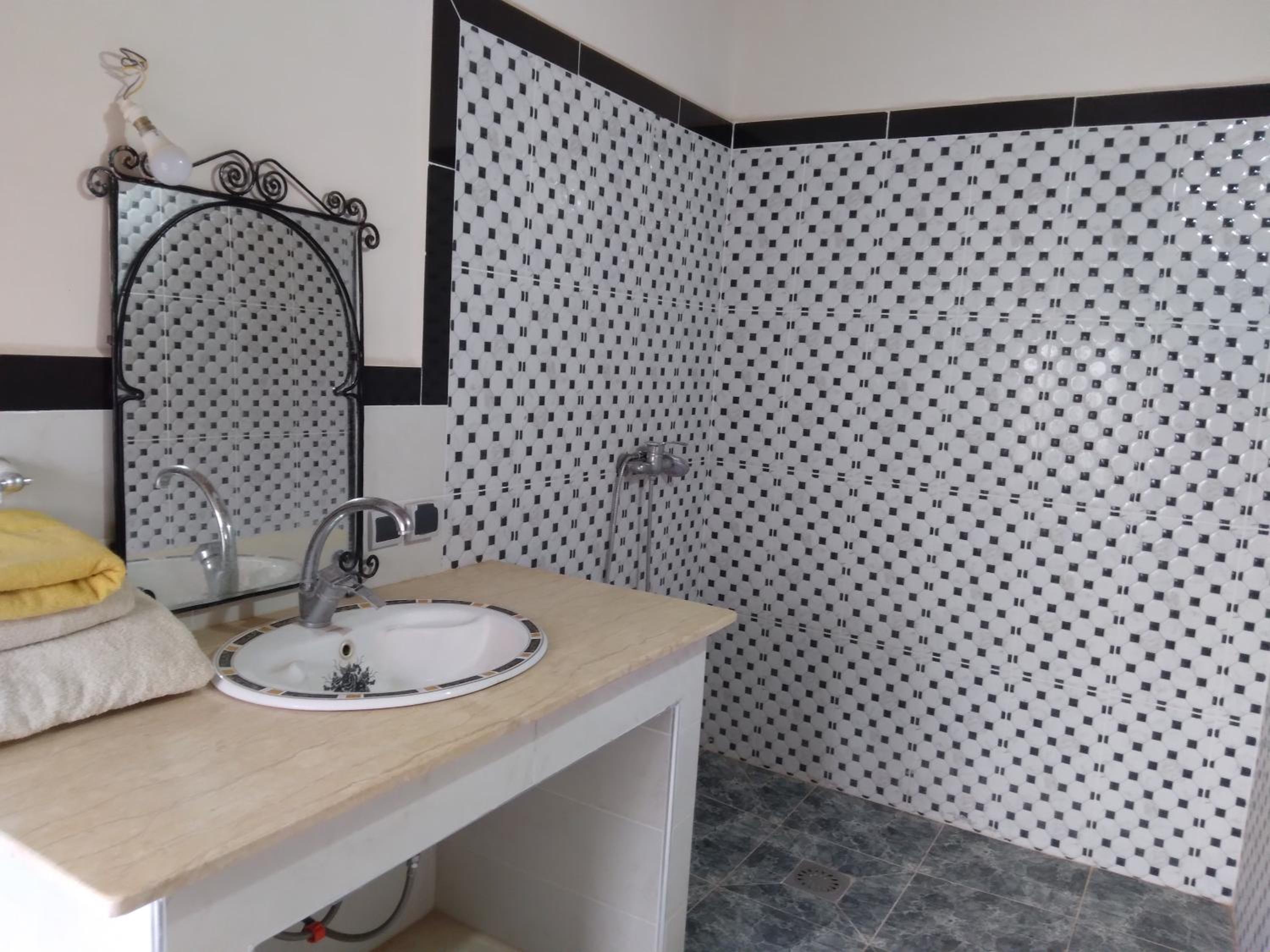 Triple Room with Private Bathroom - Photo 7