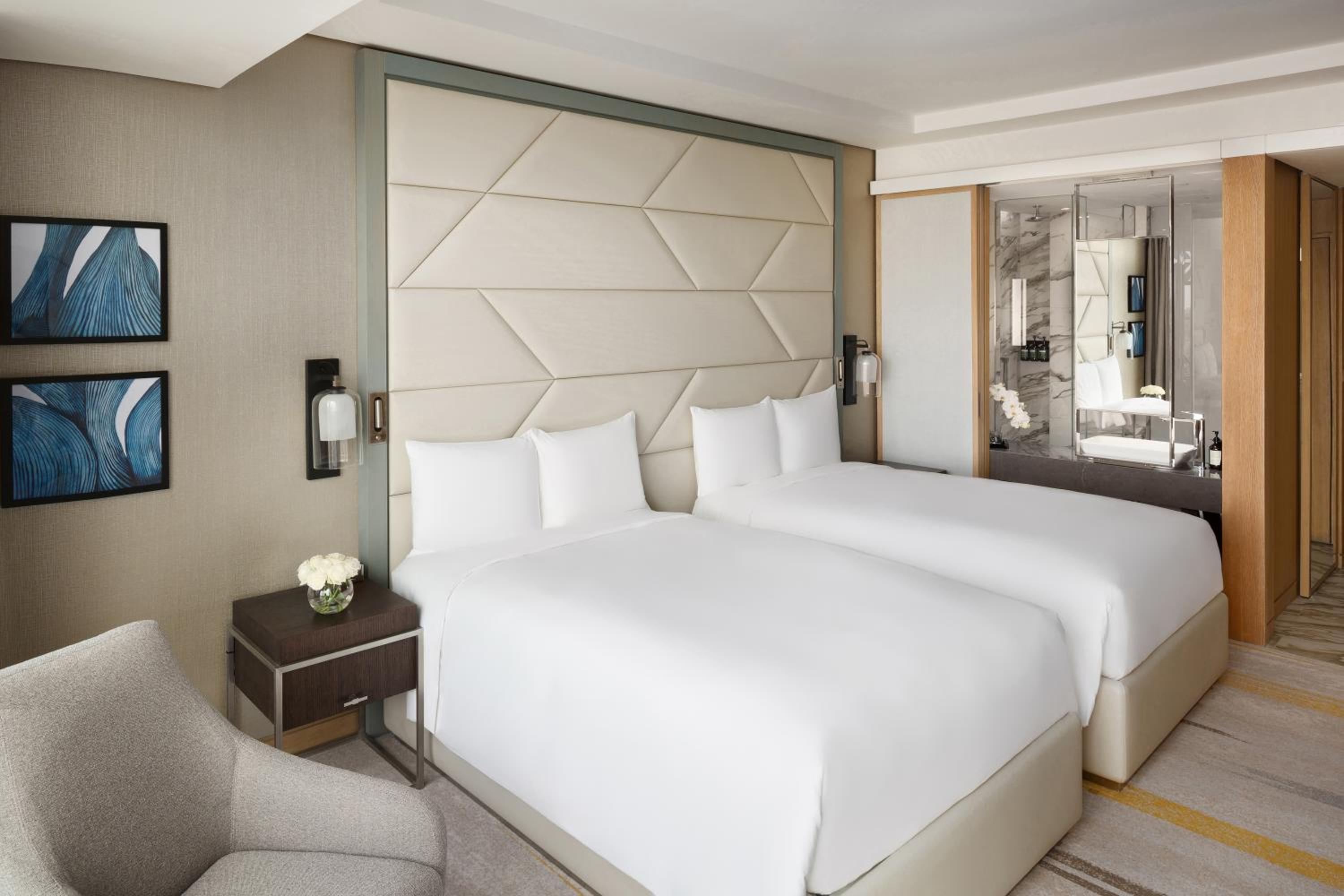 Standard Room with Two Queen Beds - Photo 3