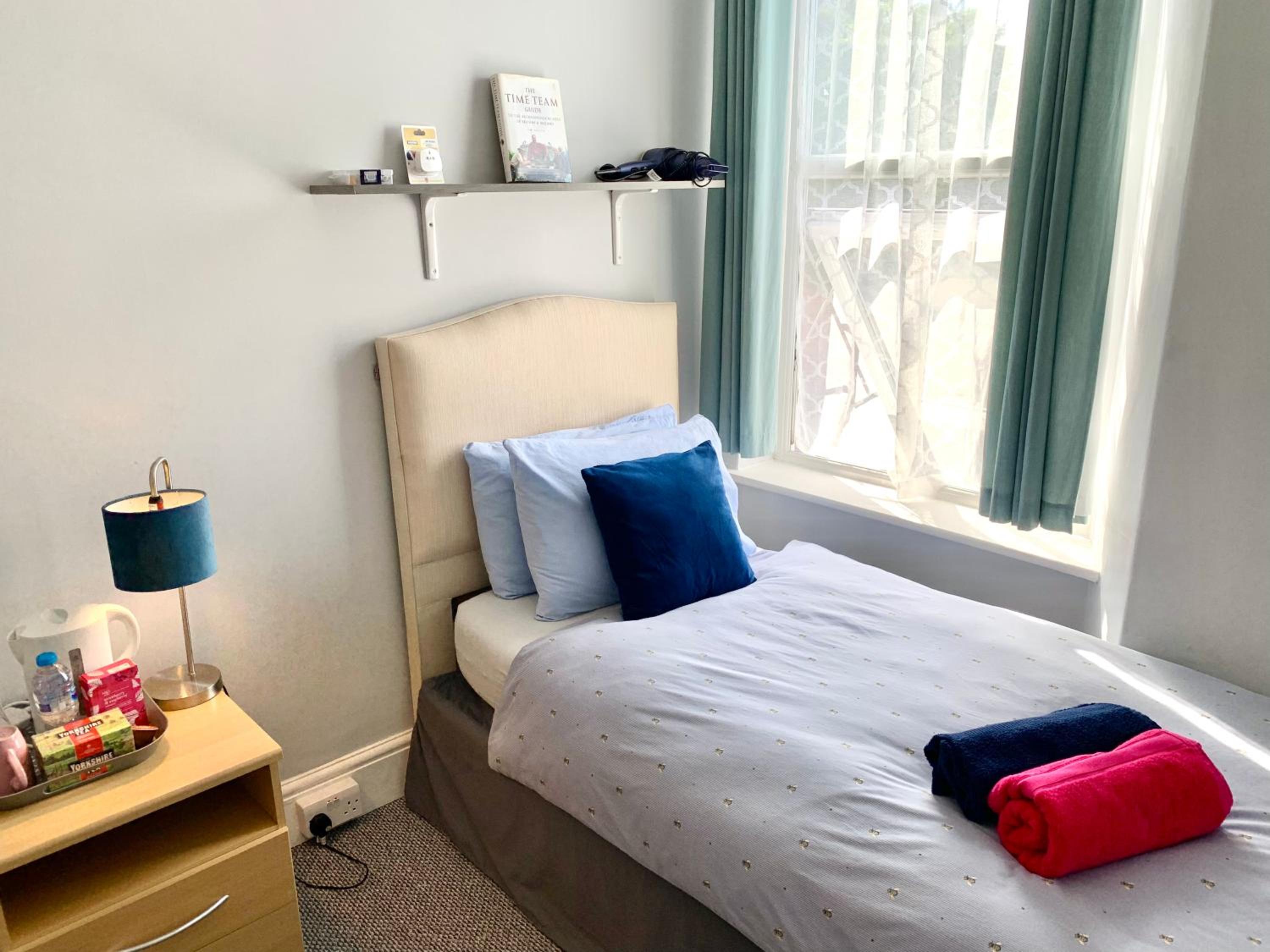 Single Room with Private Bathroom photo 1
