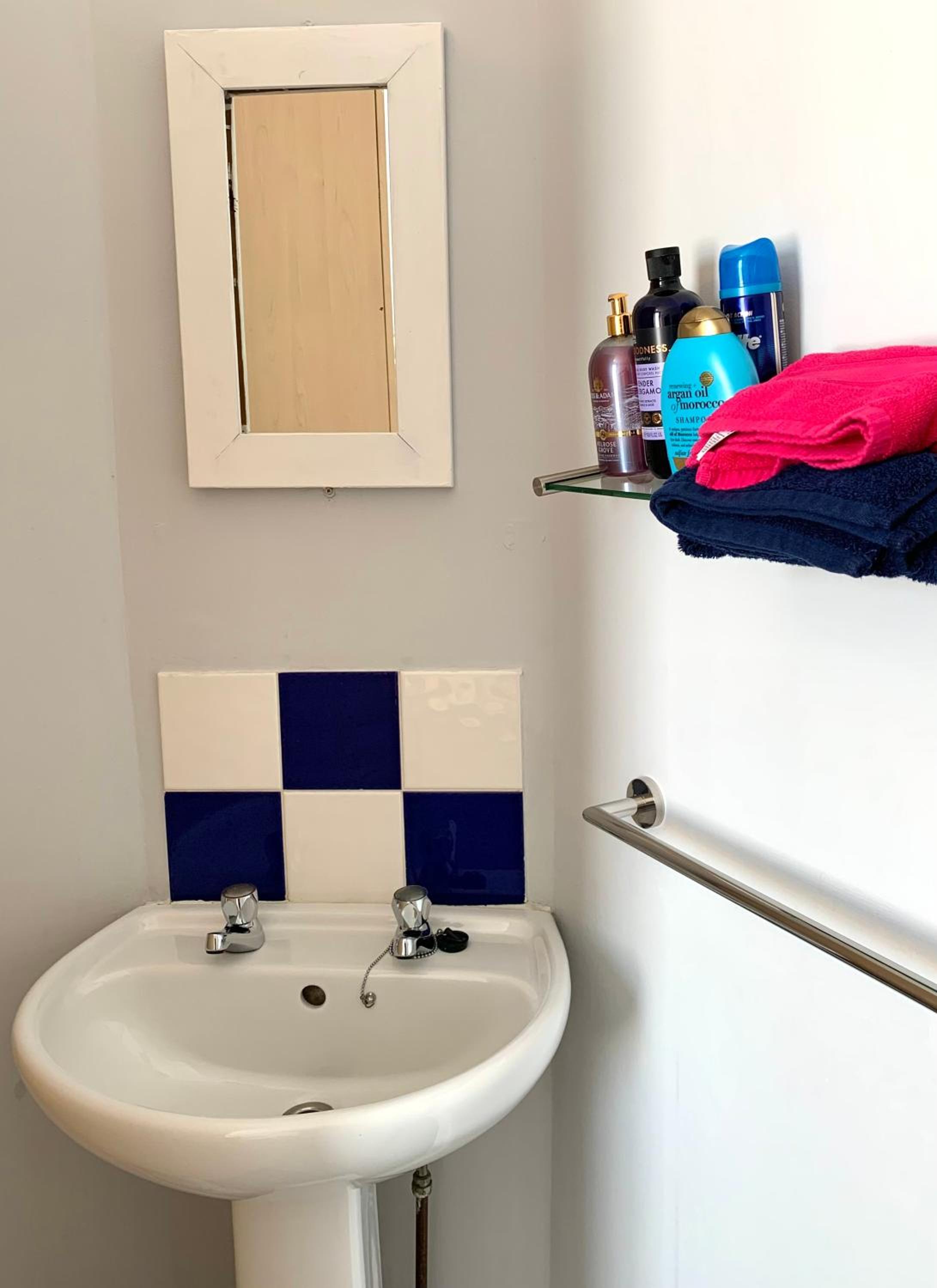 Single Room with Private Bathroom photo 3