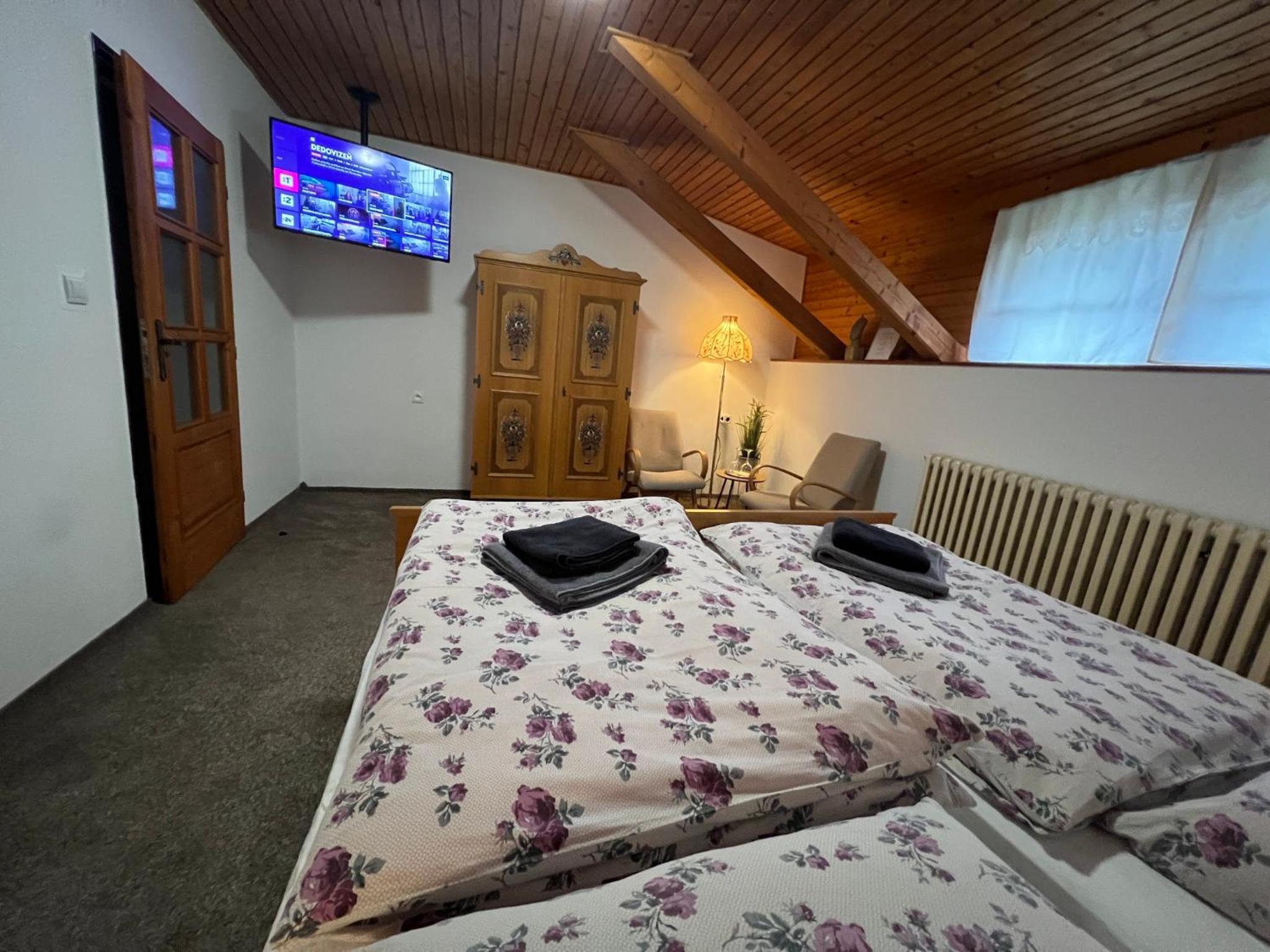 Double Room with Private Bathroom - Photo 33