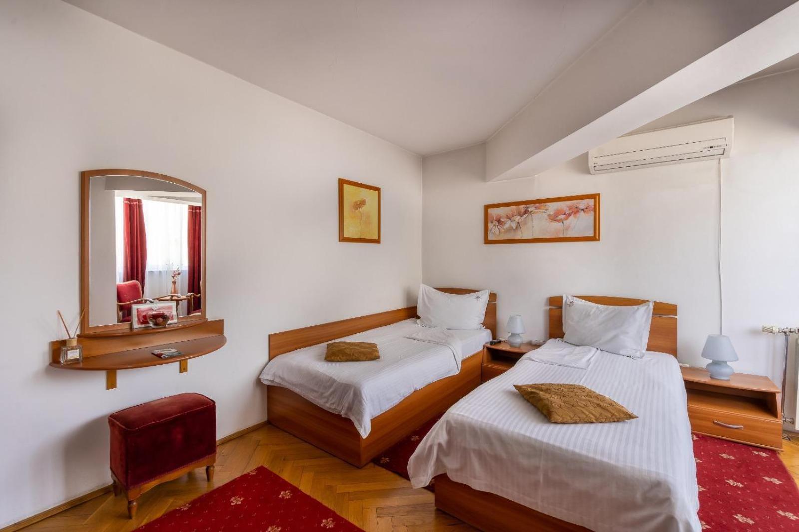 Standard Twin Room - Photo 12