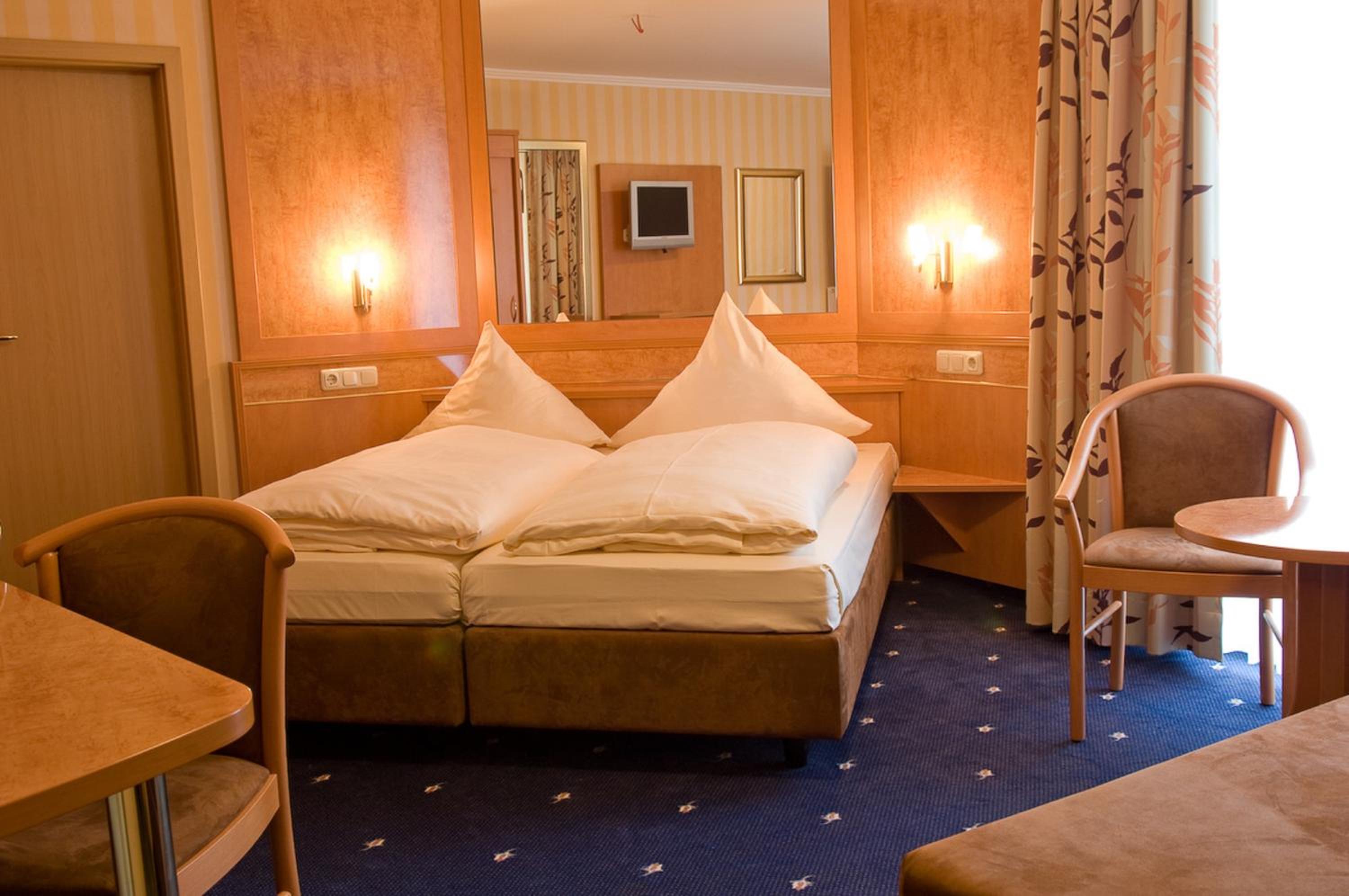Double Room with Balcony - Photo 4