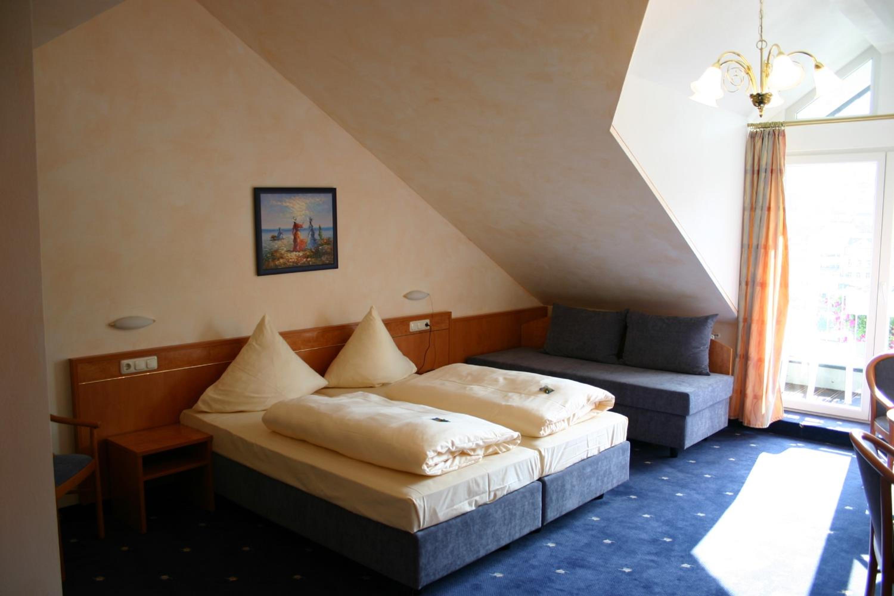 Double Room with Balcony - Photo 6