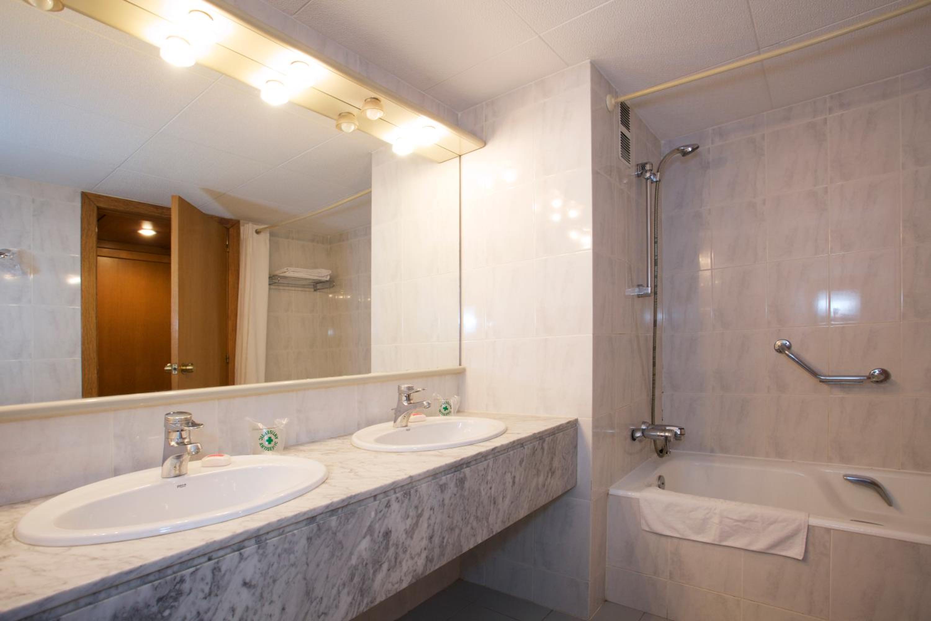 Double or Twin Room - Photo 3