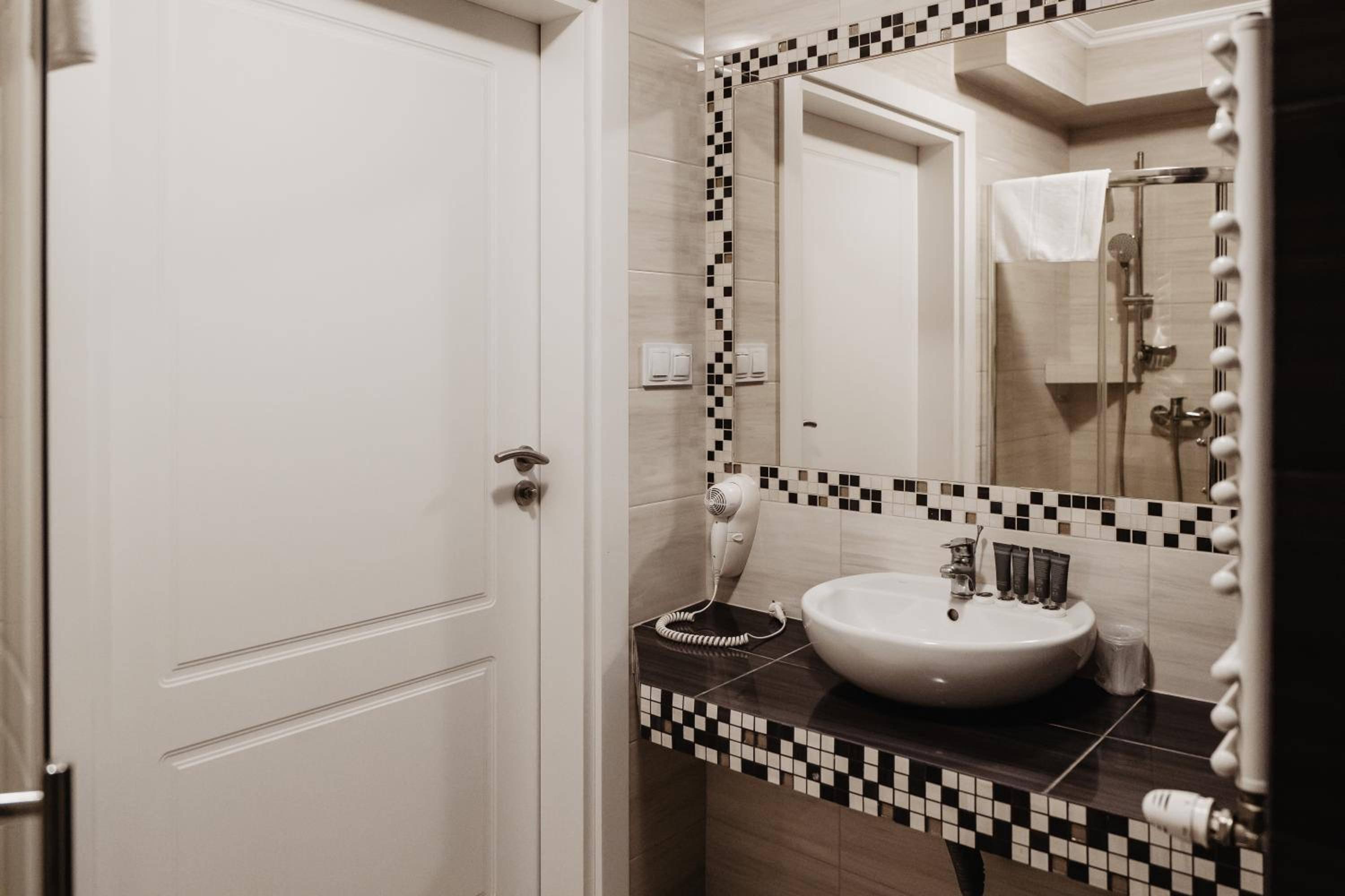 Double or Twin Room - Photo 4