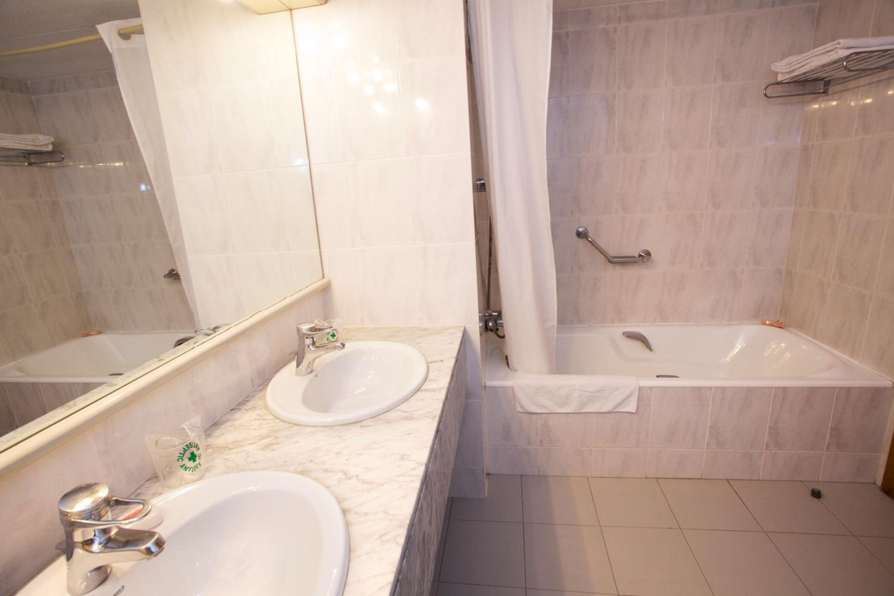 Double or Twin Room - Photo 4