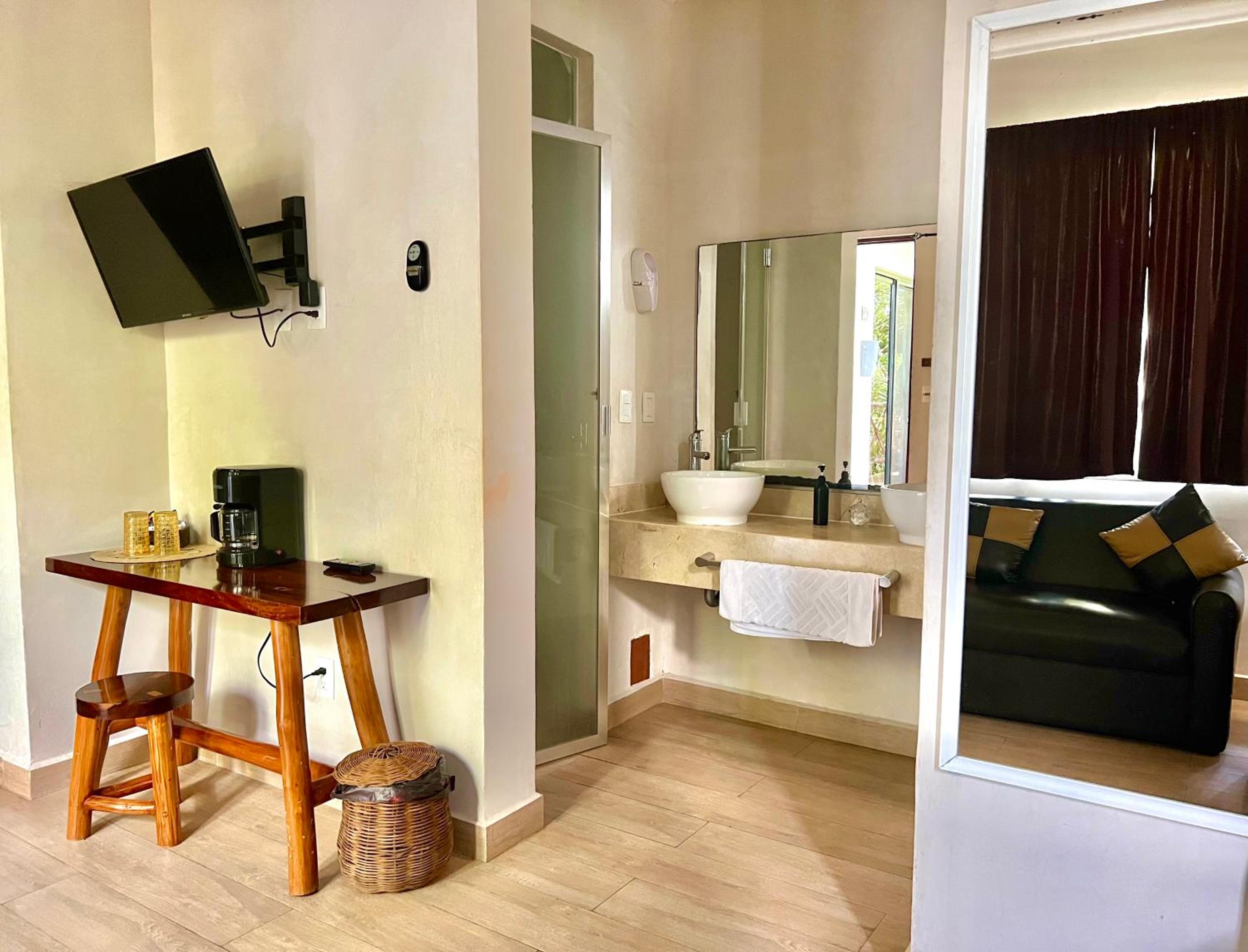 Junior Suite with Pool View - Photo 8