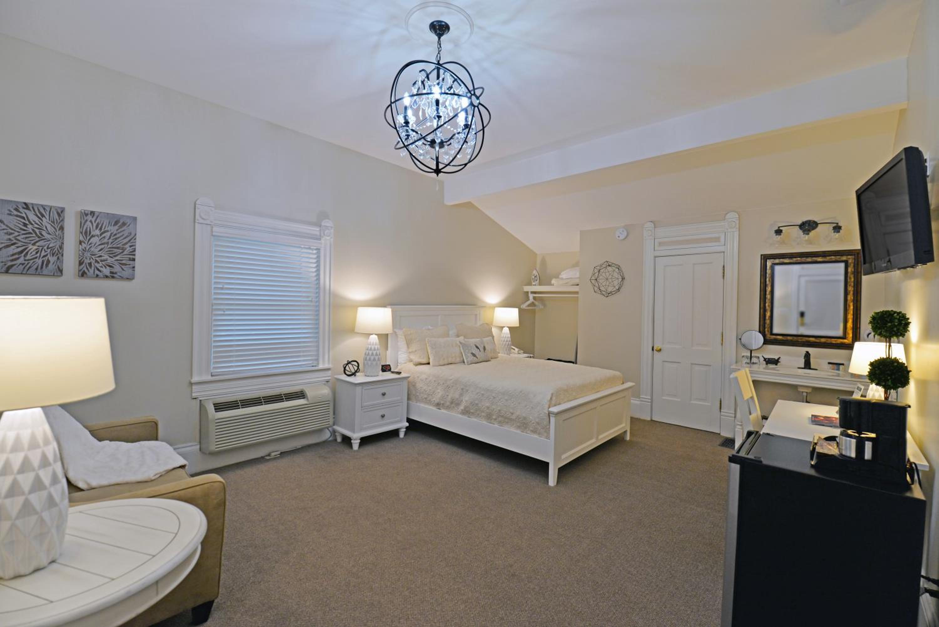 Queen Room - Non-Smoking photo 2