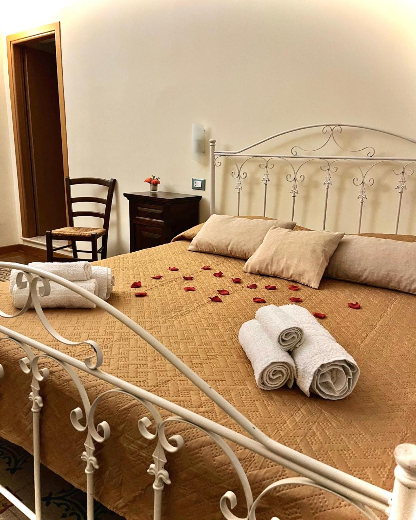 Large Double Room - Photo 1