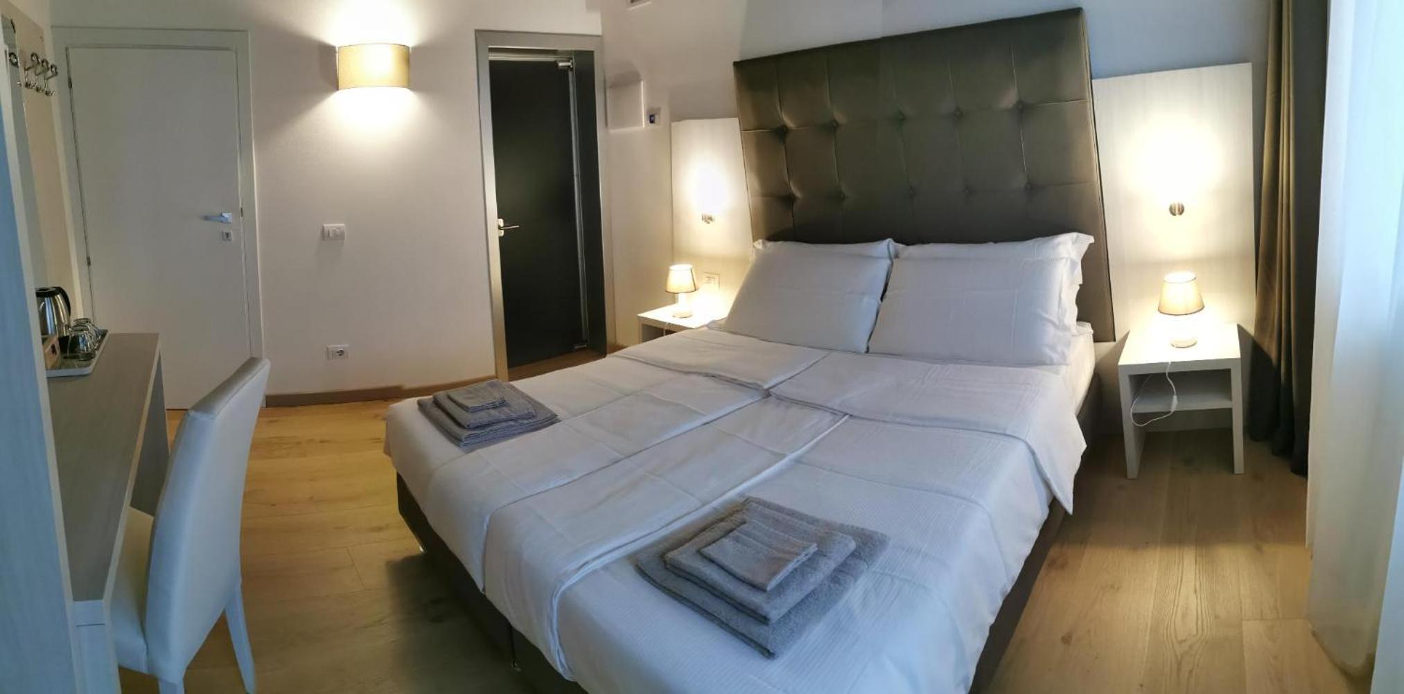 Deluxe King Room photo 2