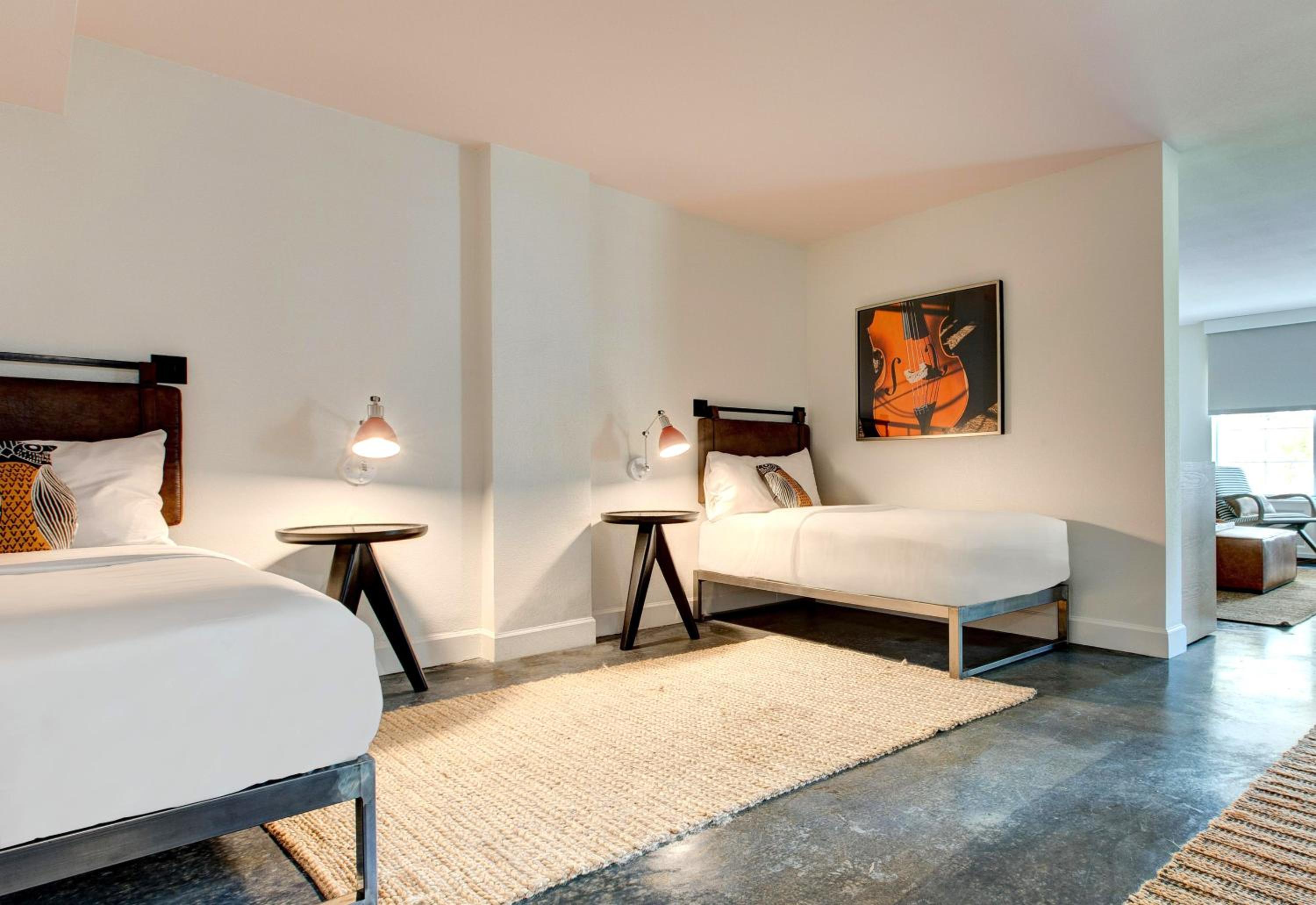 Family Two Room Suite King / 2 Twins  - Photo 1