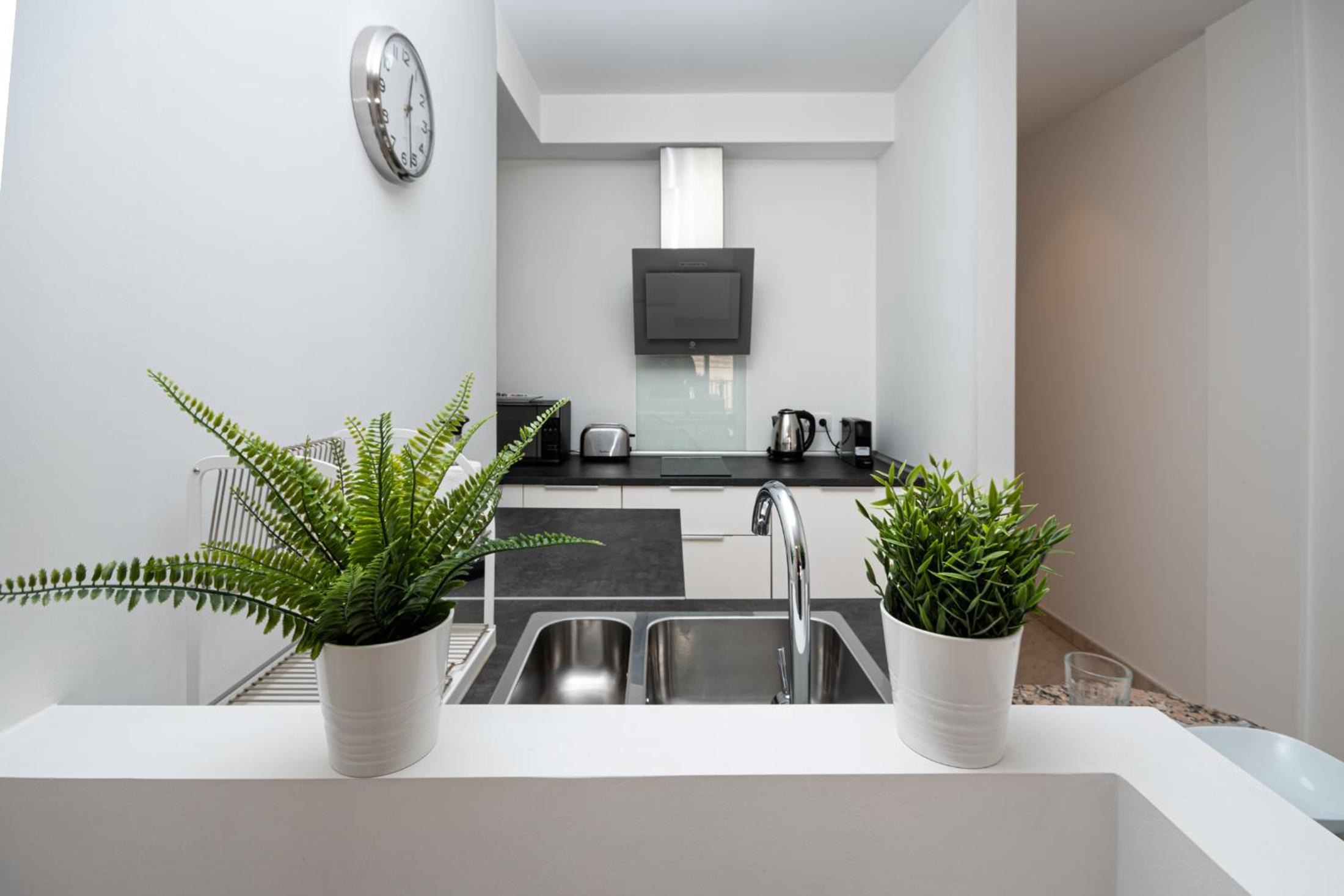 Two-Bedroom Executive Apartment with Balcony photo 2