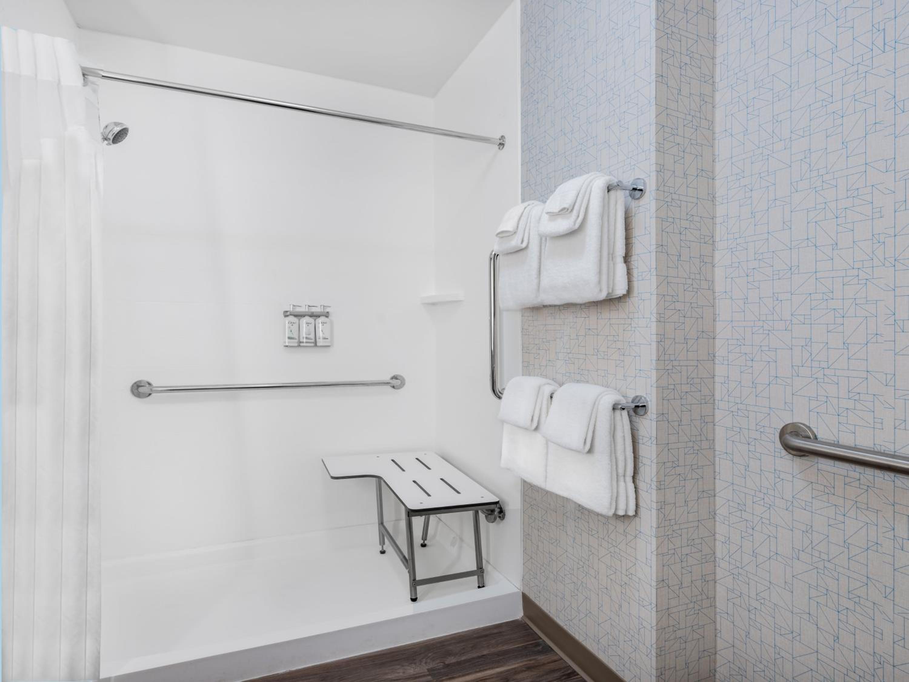 Standard King Room with Transfer Shower - Mobility Access - Photo 4