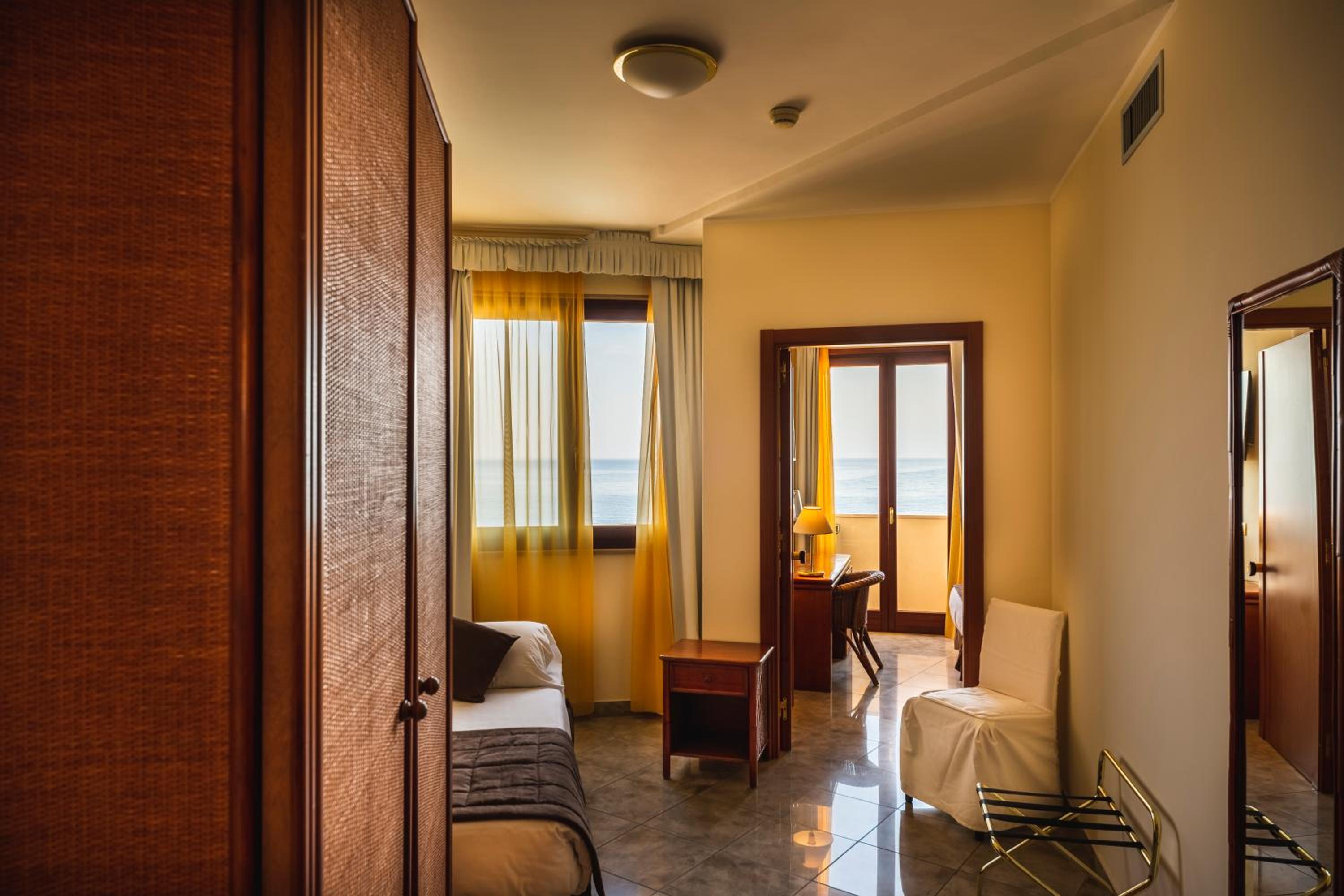 Junior Suite with Sea View - Photo 3