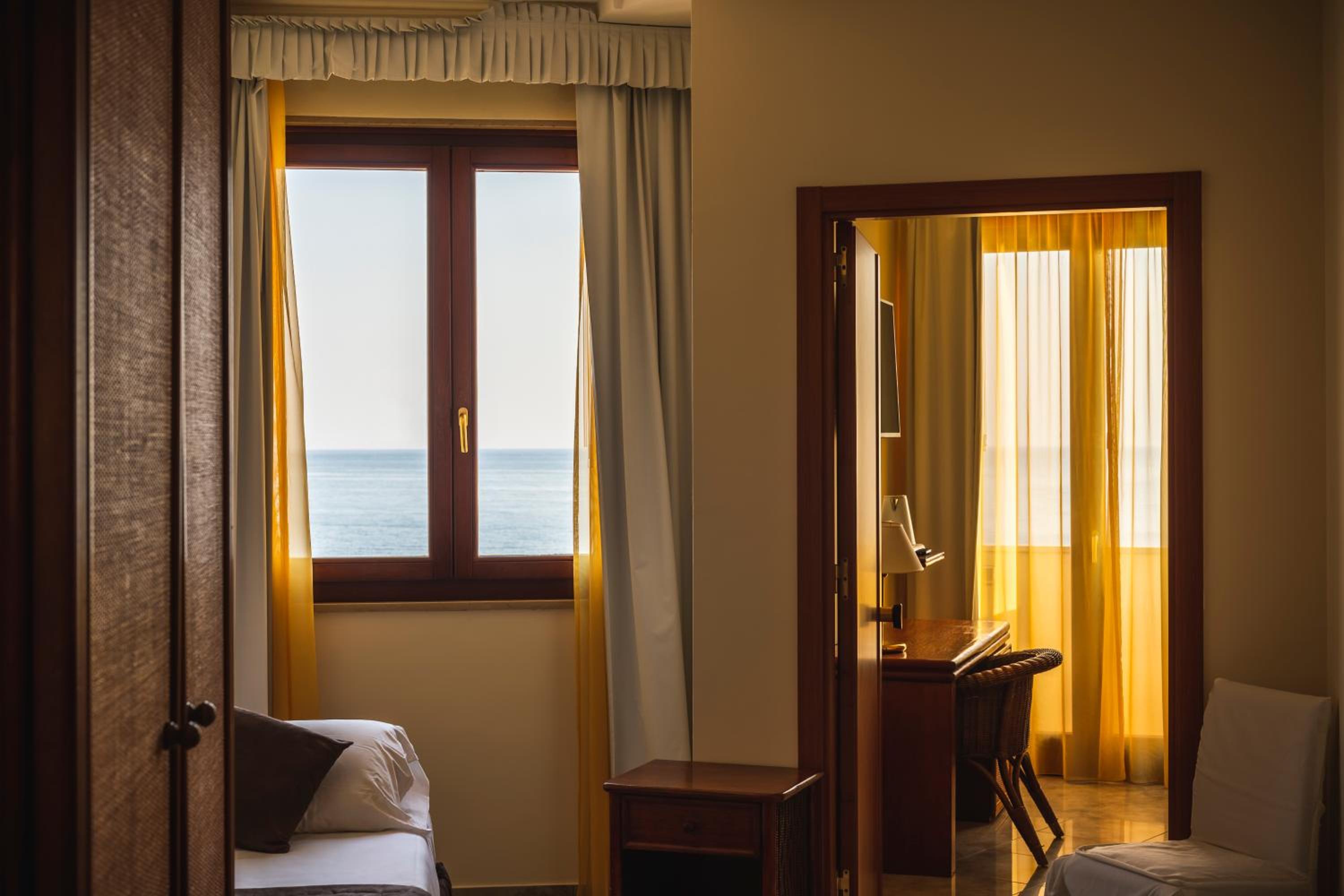 Junior Suite with Sea View - Photo 4