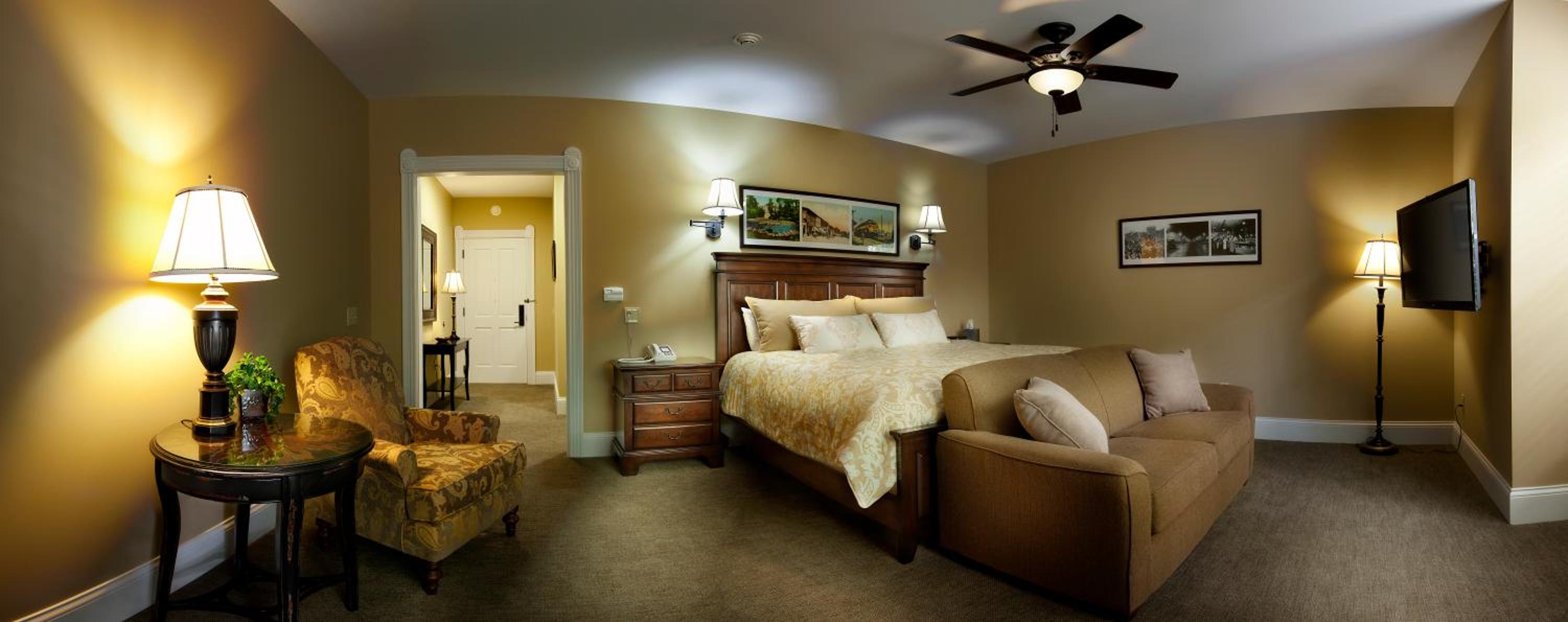 King Room with Sofa Bed - Non-Smoking photo 2