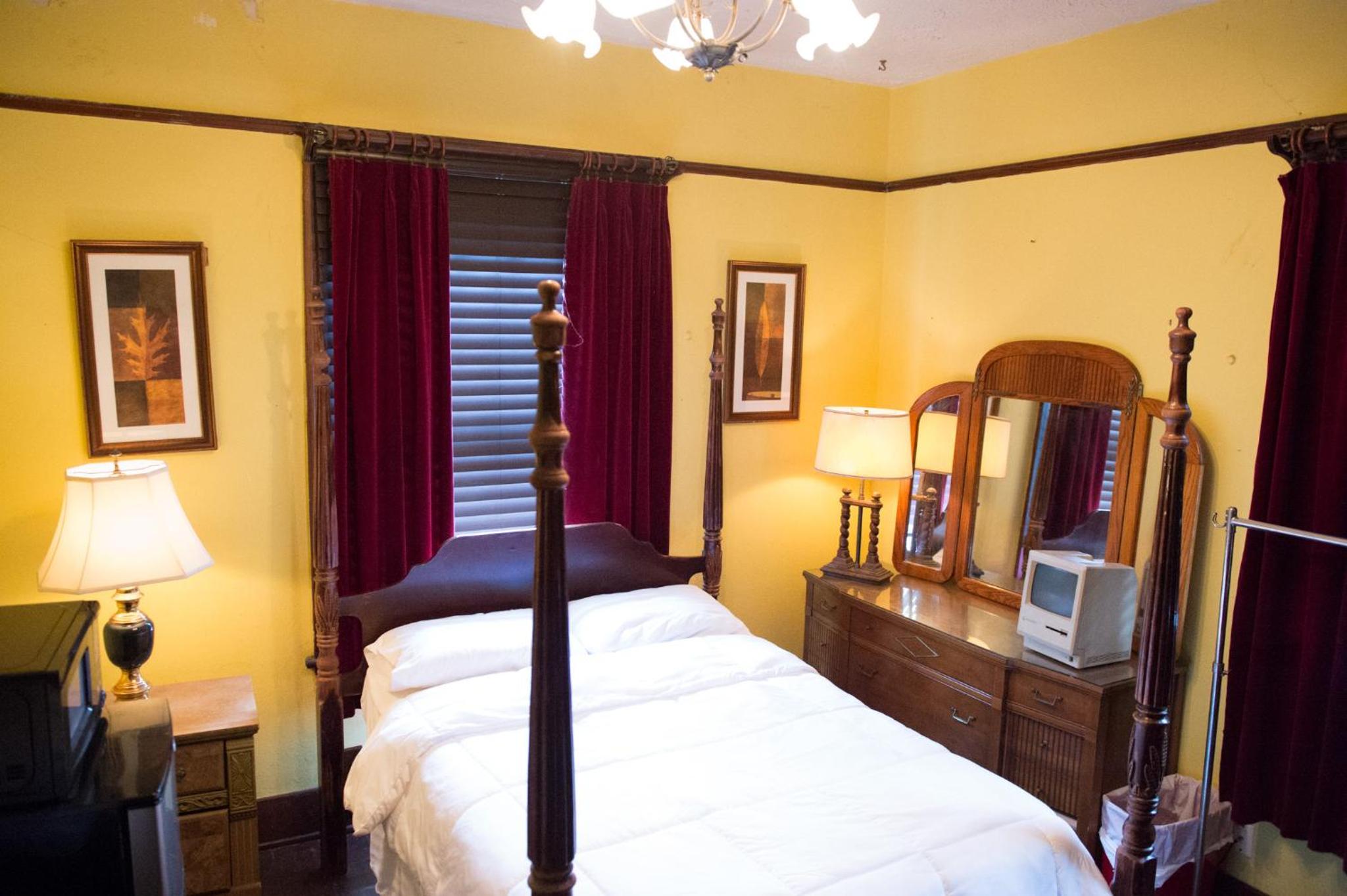 Standard Double Room With Shared Bathroom