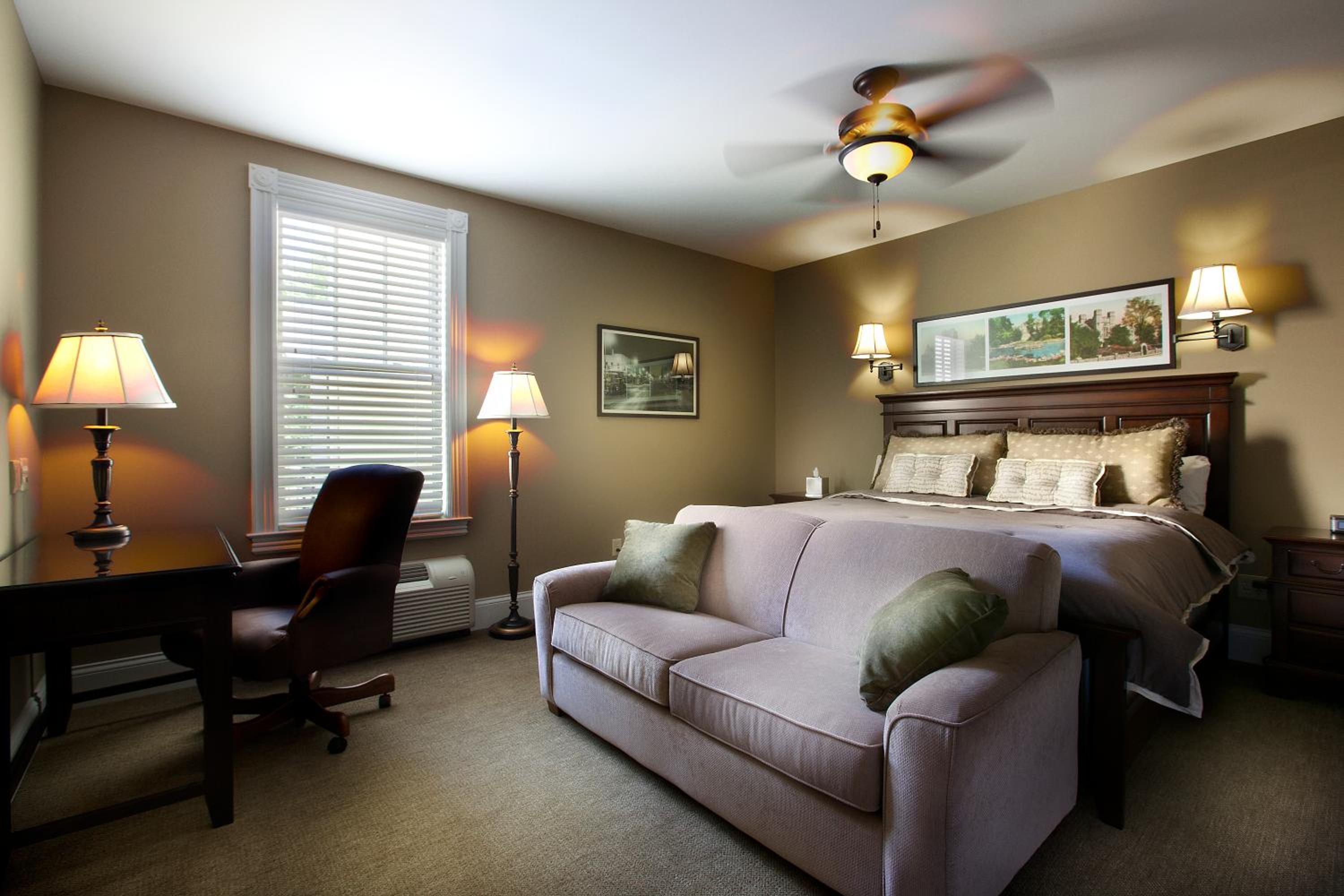 King Room with Sofa Bed - Non-Smoking photo 3