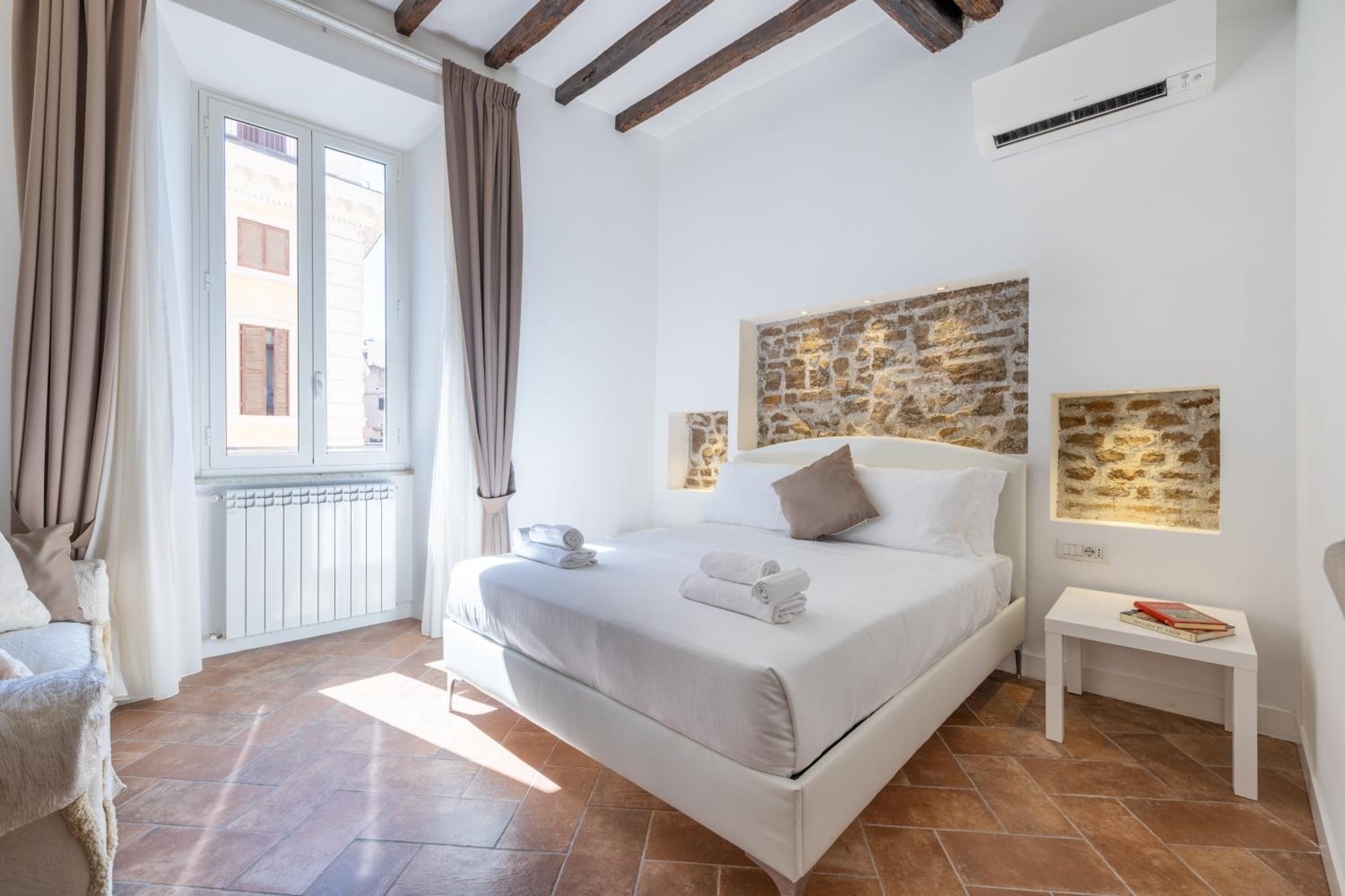 Two-Bedroom Apartment with Pantheon View