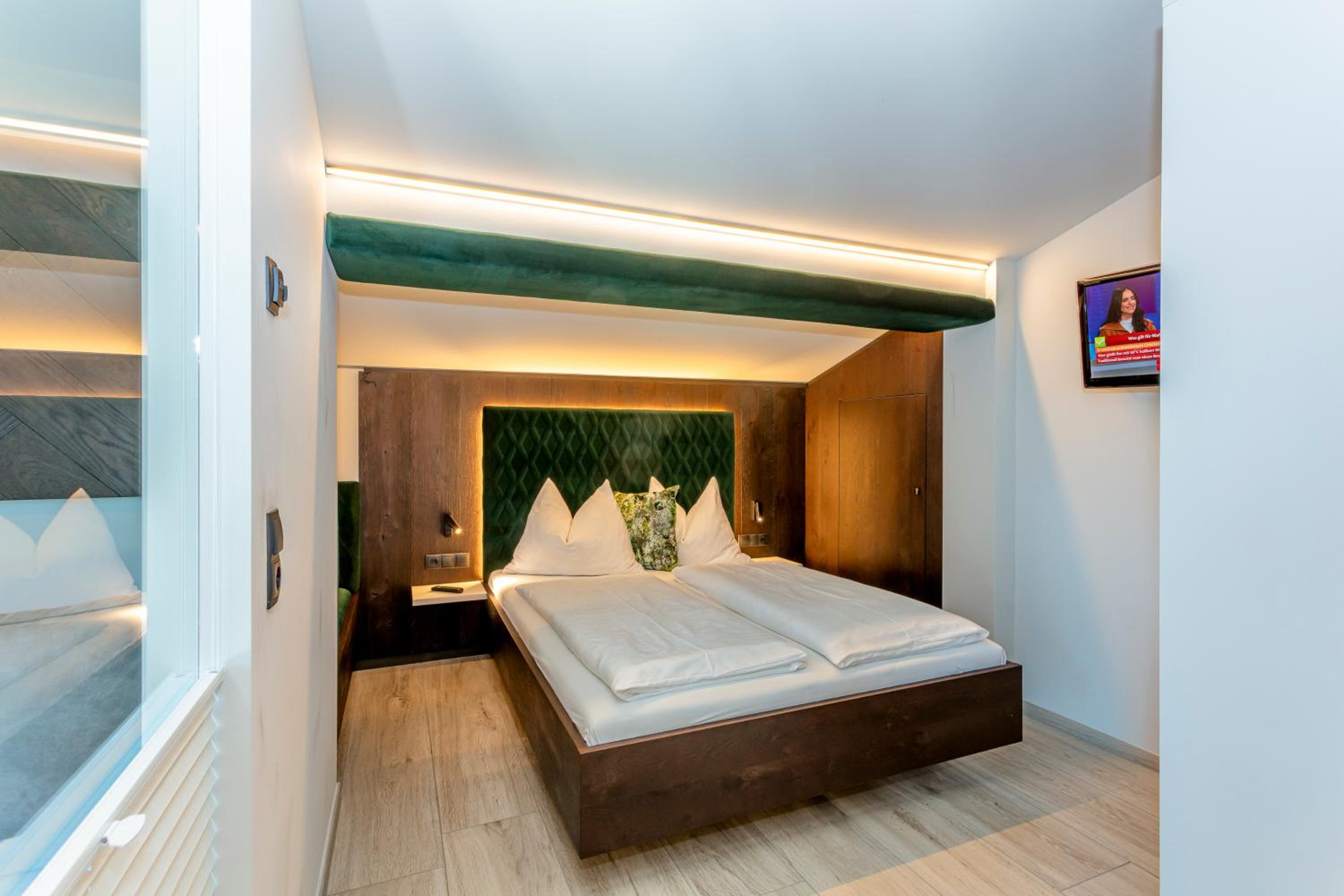 Apartment with Balcony - Photo 10
