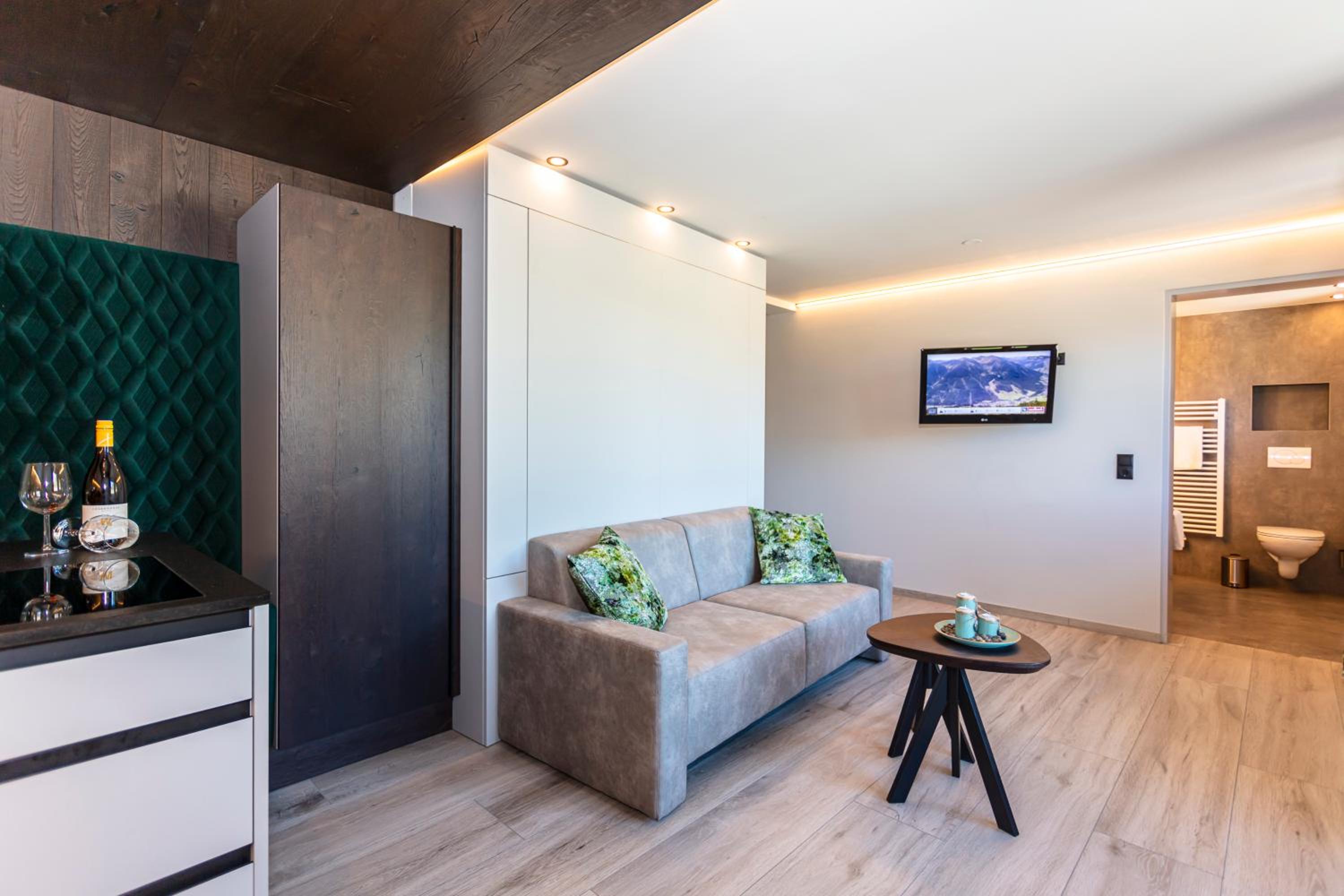 Apartment with Mountain View - Photo 3