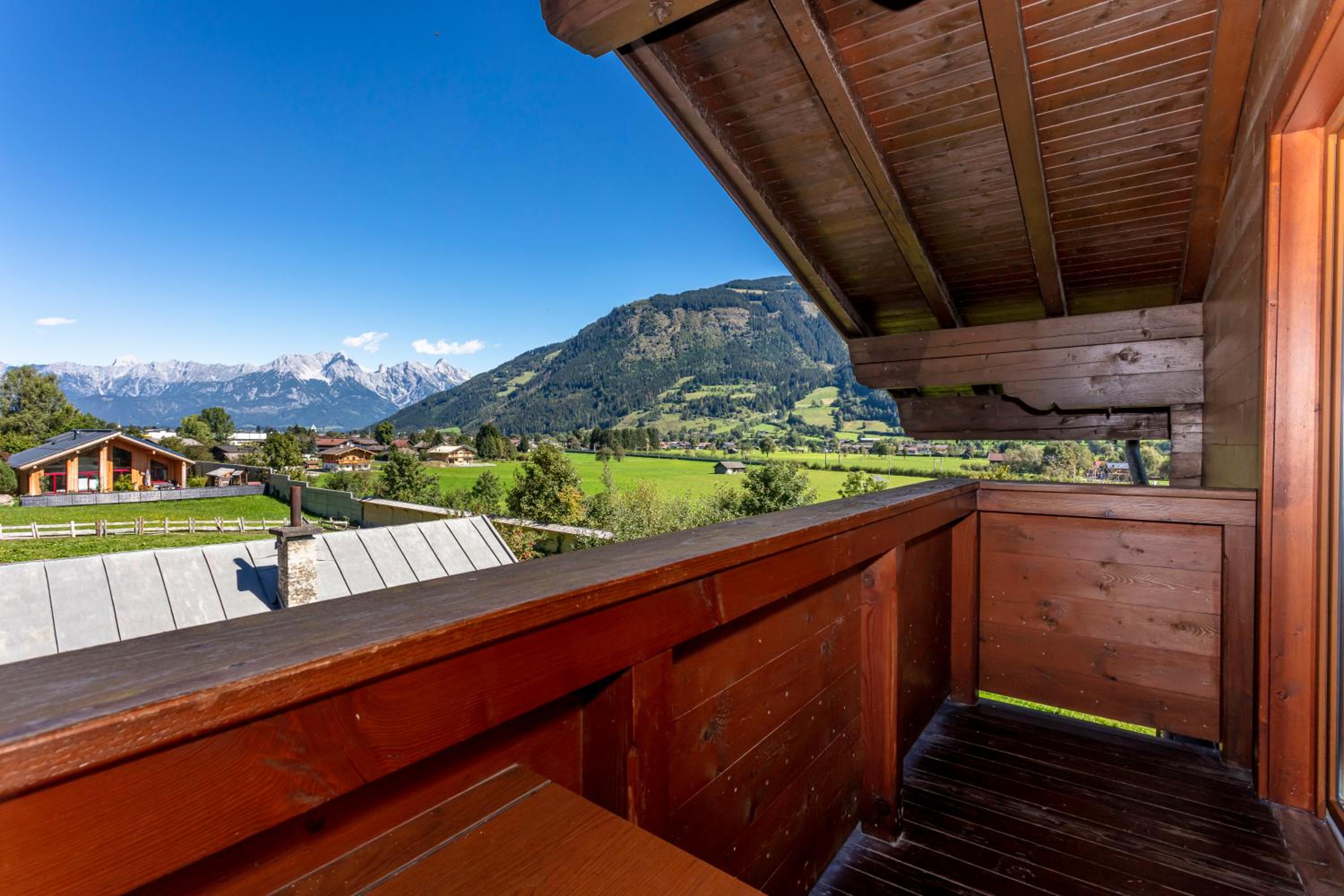 Apartment with Mountain View - Photo 4