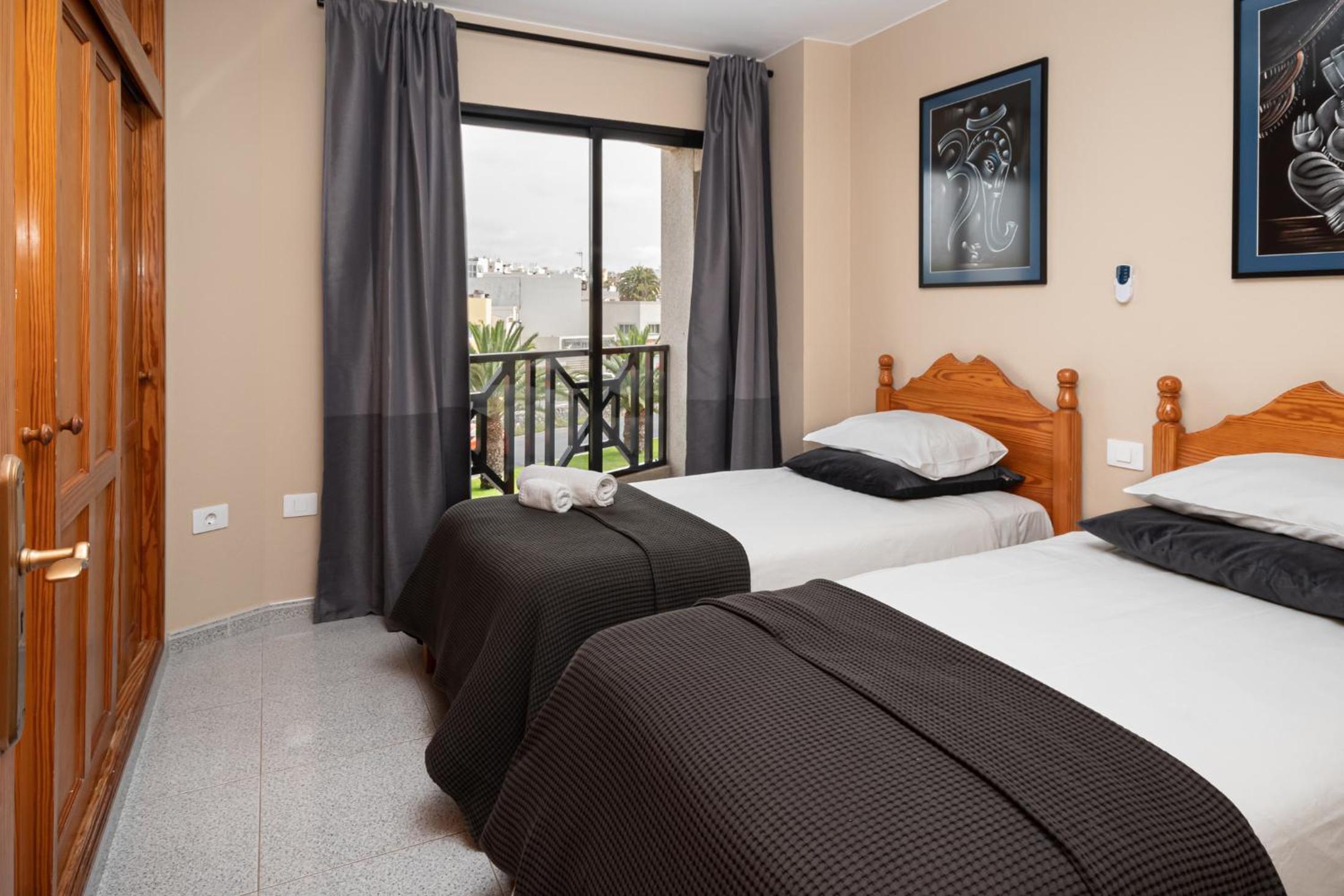 Two-Bedroom Apartment with Balcony and Highway View photo 2