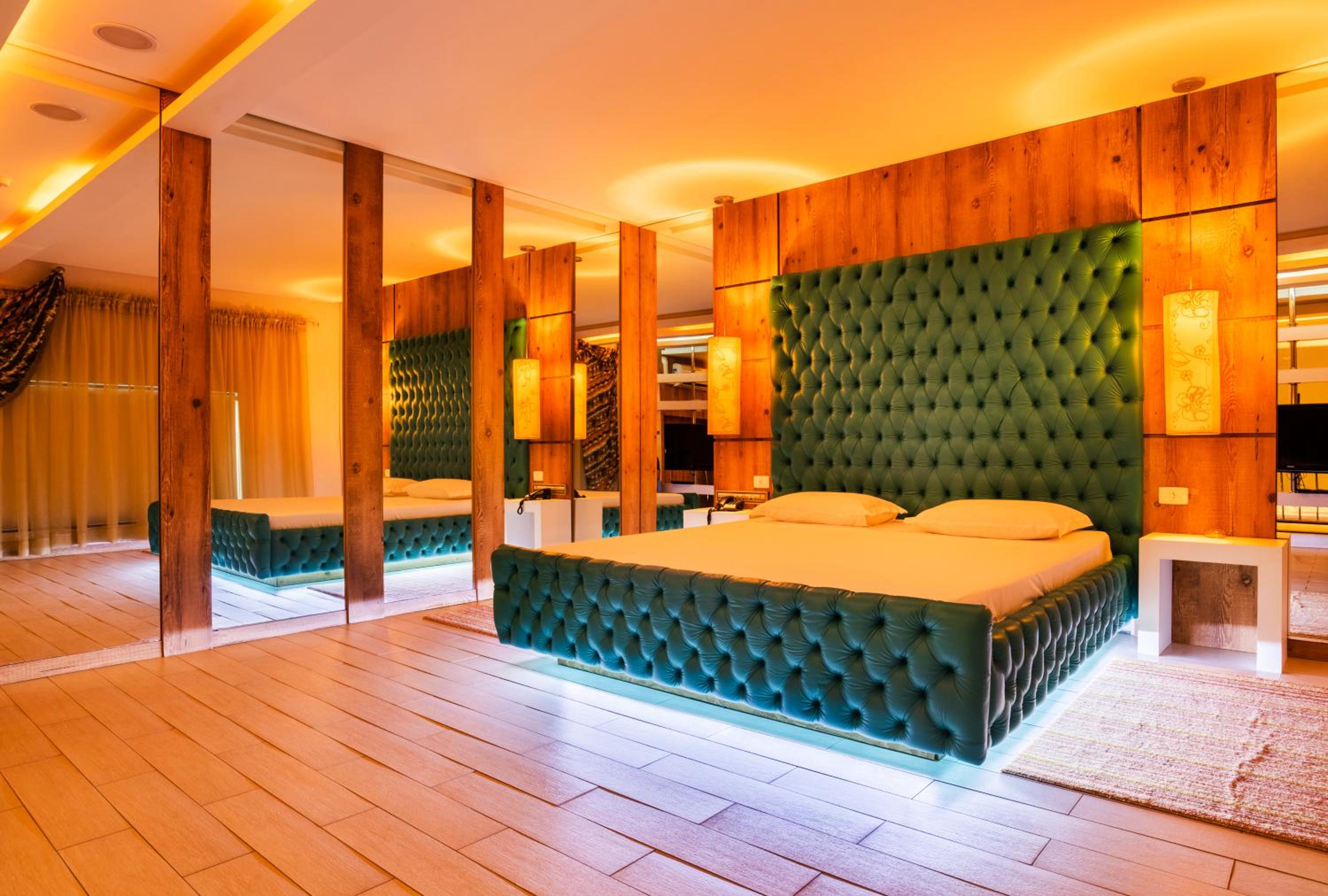 Deluxe King Suite - Photo 1