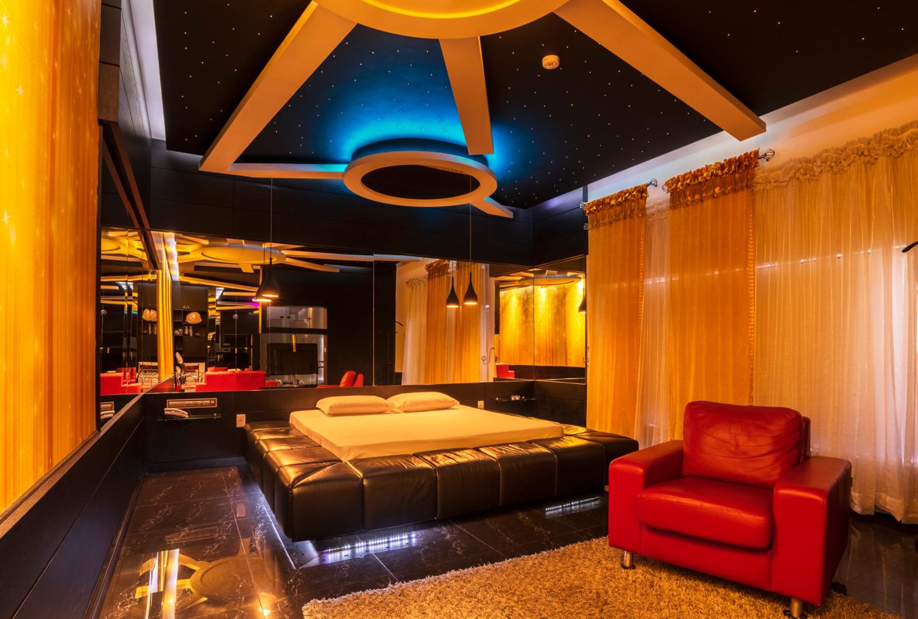 Deluxe King Suite - Photo 5