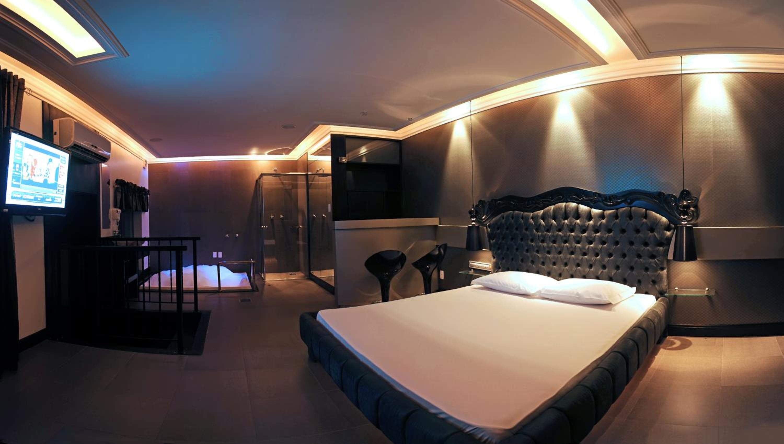 Deluxe Suite with Spa Bath - Photo 2