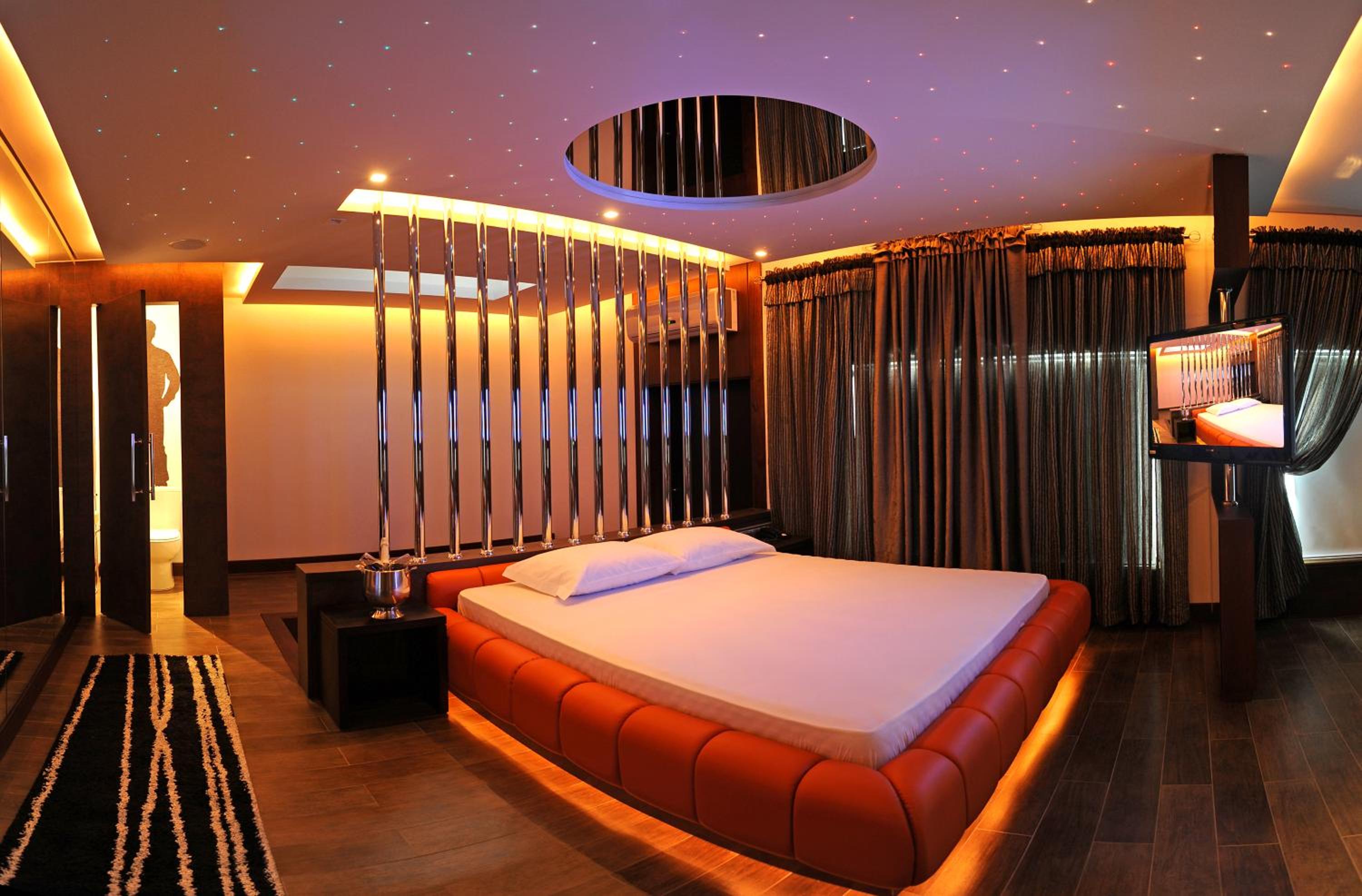 Deluxe Suite with Spa Bath - Photo 3